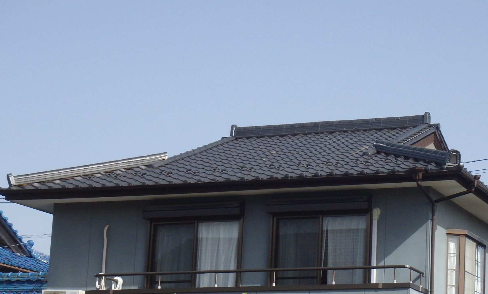 桑名市で剥がれた和家屋根の漆喰塗り直し作業を実施しました