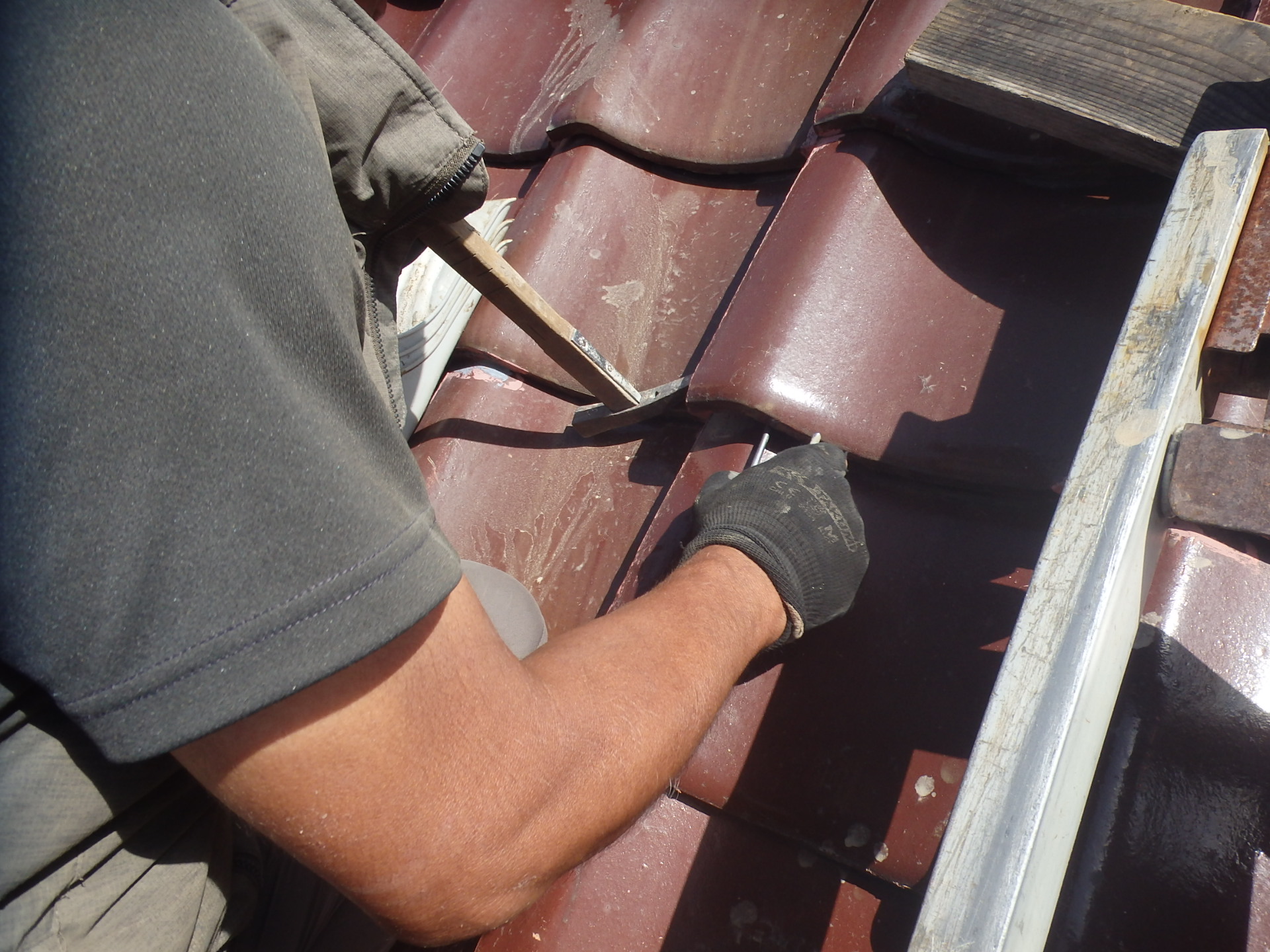 瓦屋根の材料置き場板取付け金具