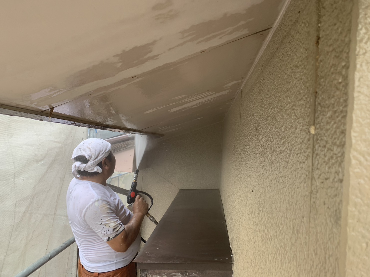 菰野町外壁塗装の洗い流し作業状況２