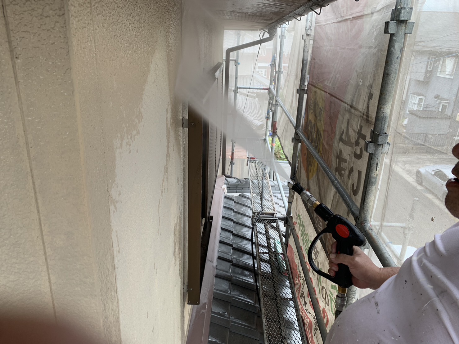 菰野町にて雨樋修理と外壁塗装をご依頼で中塗り施工中