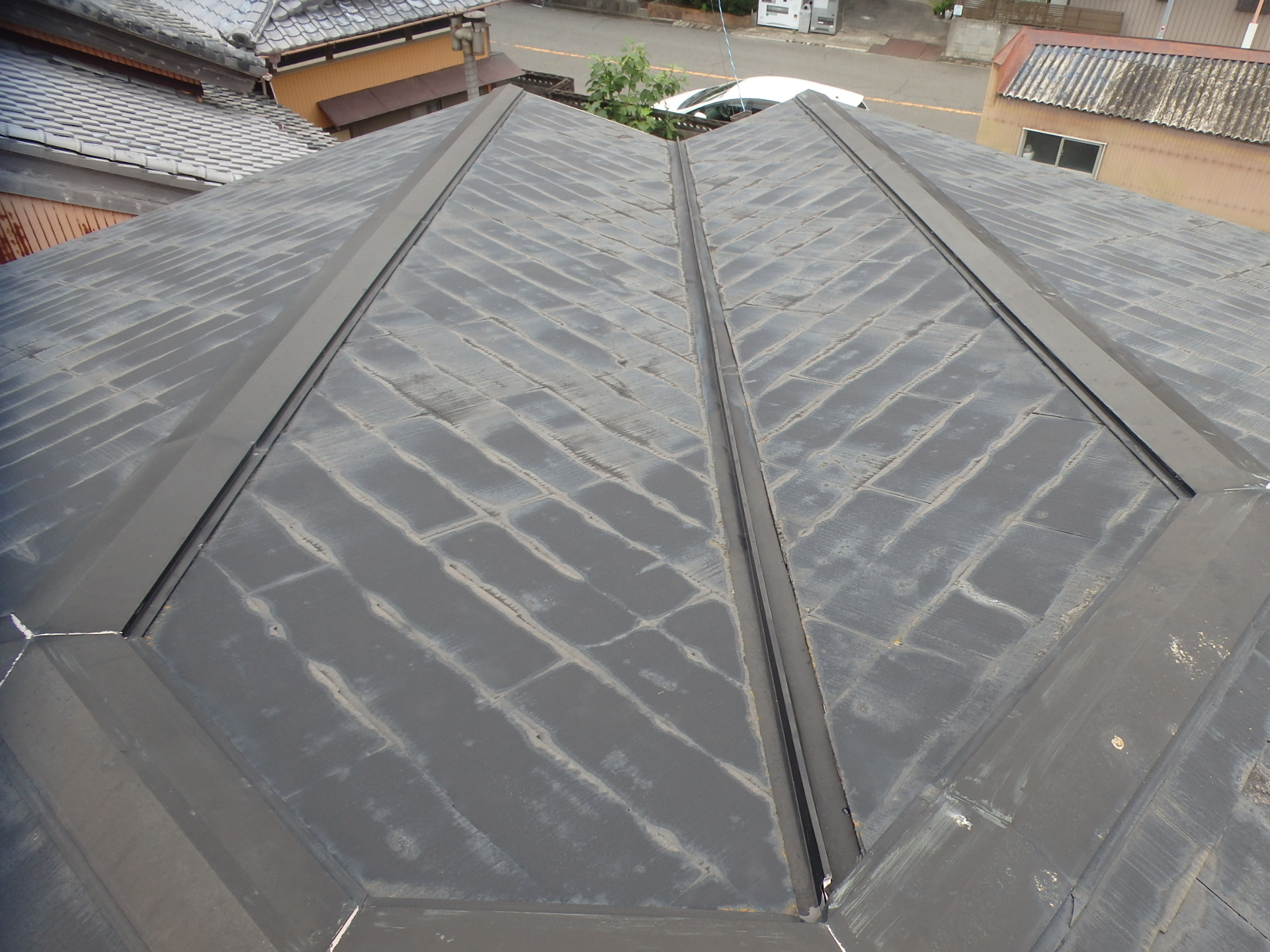 鈴鹿市のカラーベスト屋根材劣化状況