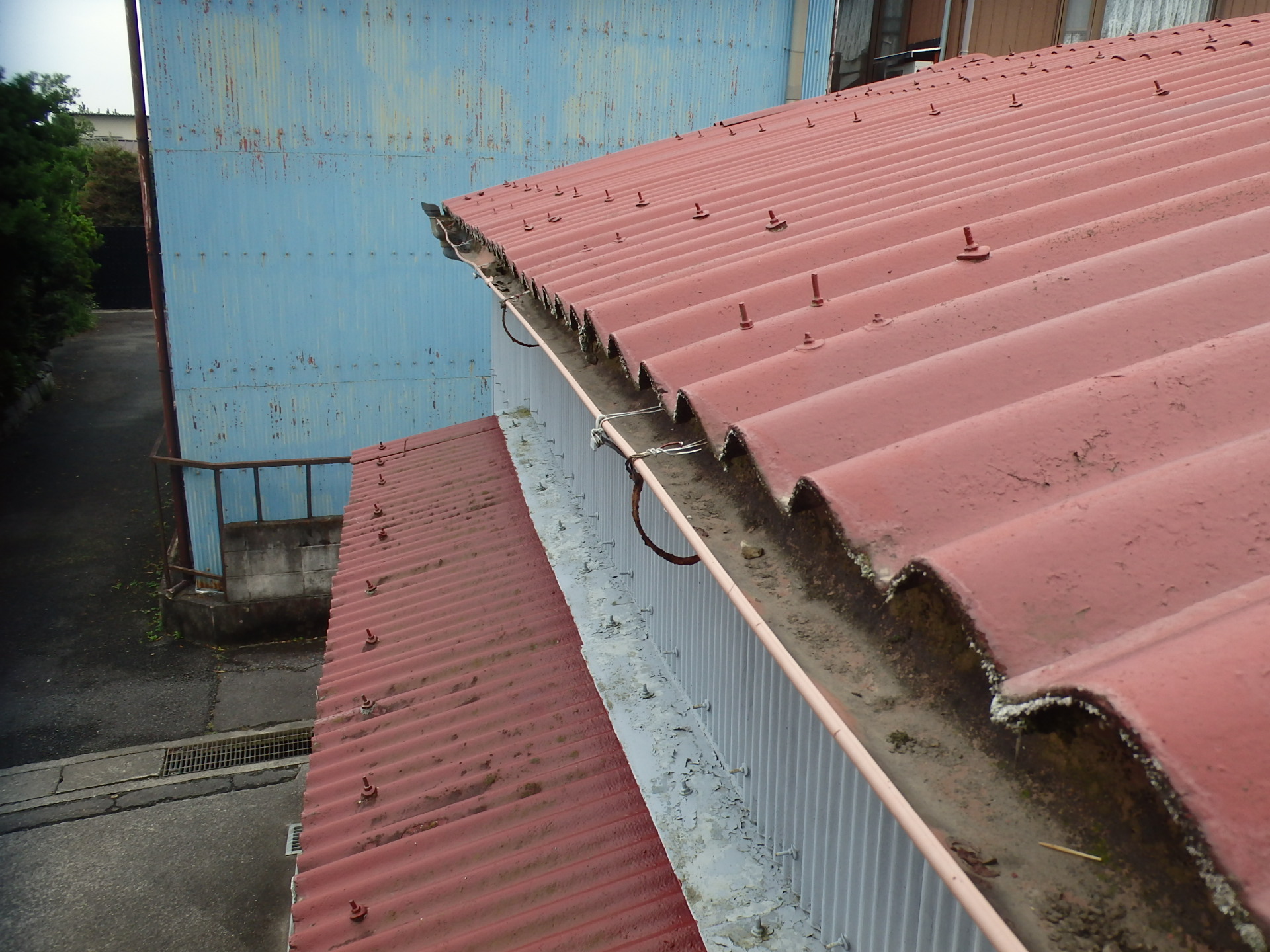 鈴鹿市の倉庫大波スレート屋根劣化具合