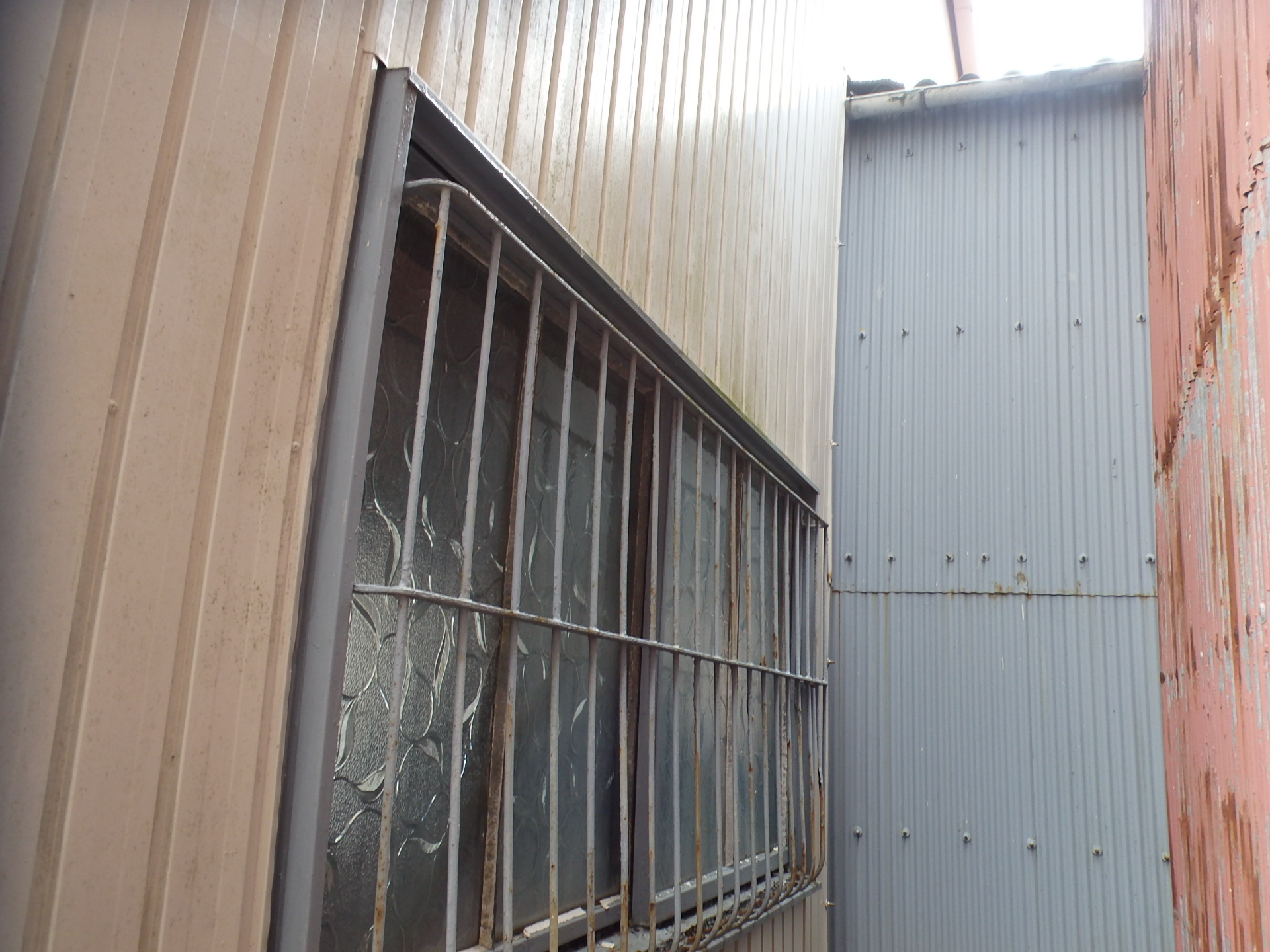 鈴鹿市の倉庫、隣の倉庫のサッシの劣化外側