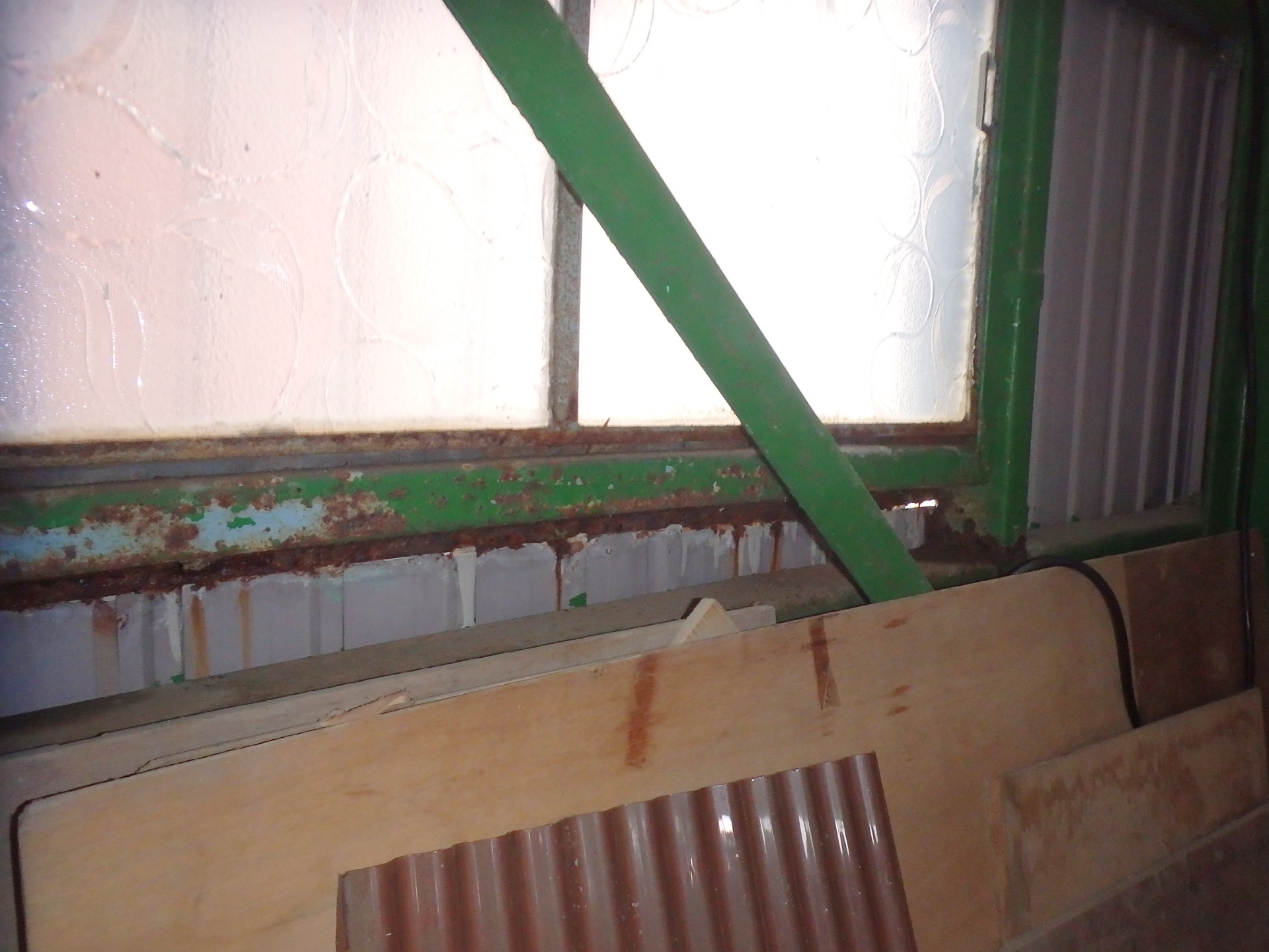 鈴鹿市の倉庫、隣の倉庫の窓枠腐食