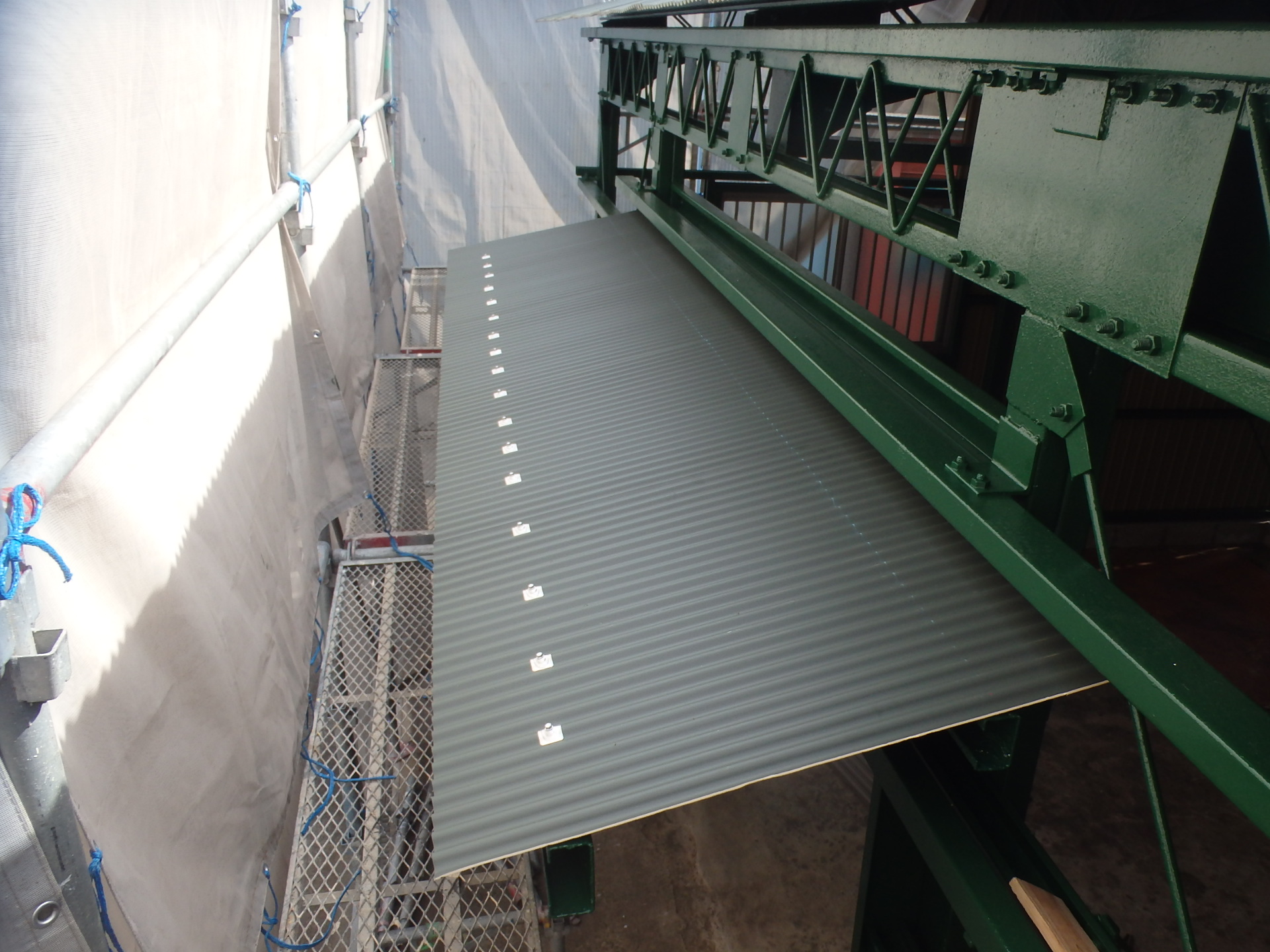 鈴鹿市の倉庫で入り口の庇ガルバリウム鋼板に葺き替え完了