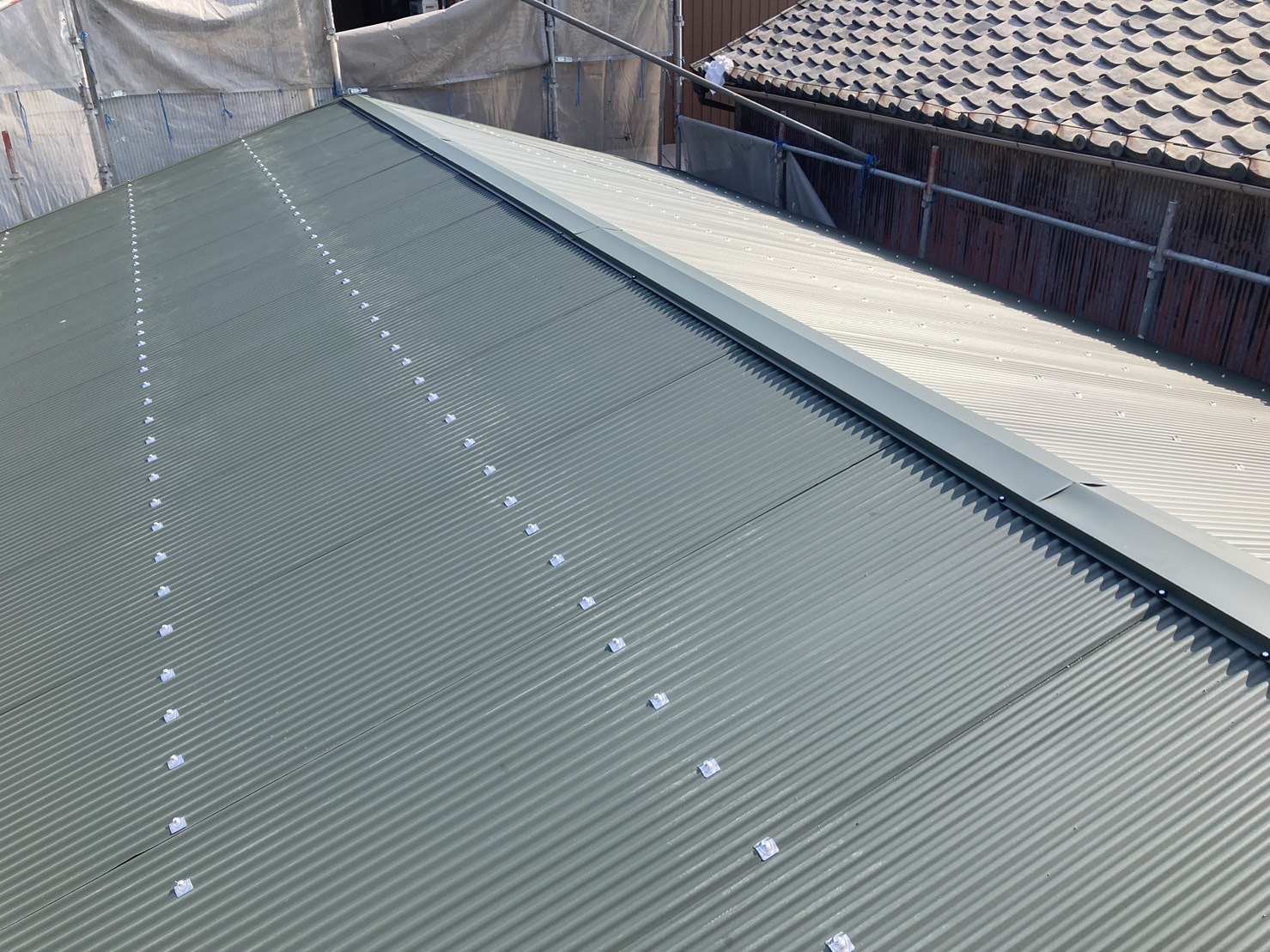 鈴鹿市の倉庫大波スレート屋根ガルバリウム鋼板に葺き替え完工