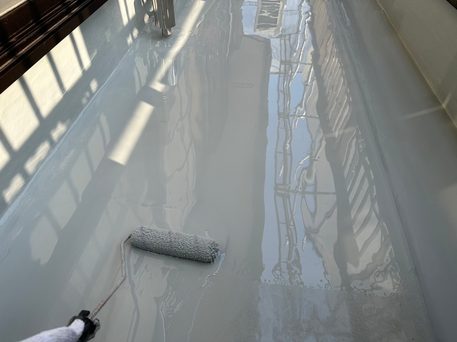 鈴鹿市のバルコニー防水工事、トップコート塗布