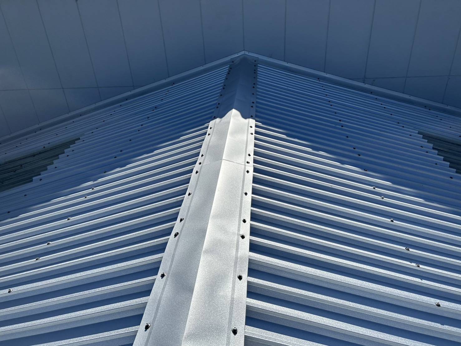 倉庫屋根のスレート屋根カバー工法施工完了