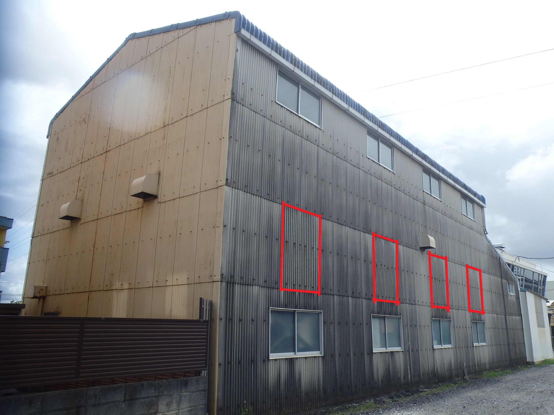 川越町倉庫のスレート外壁、明り取りのスレート