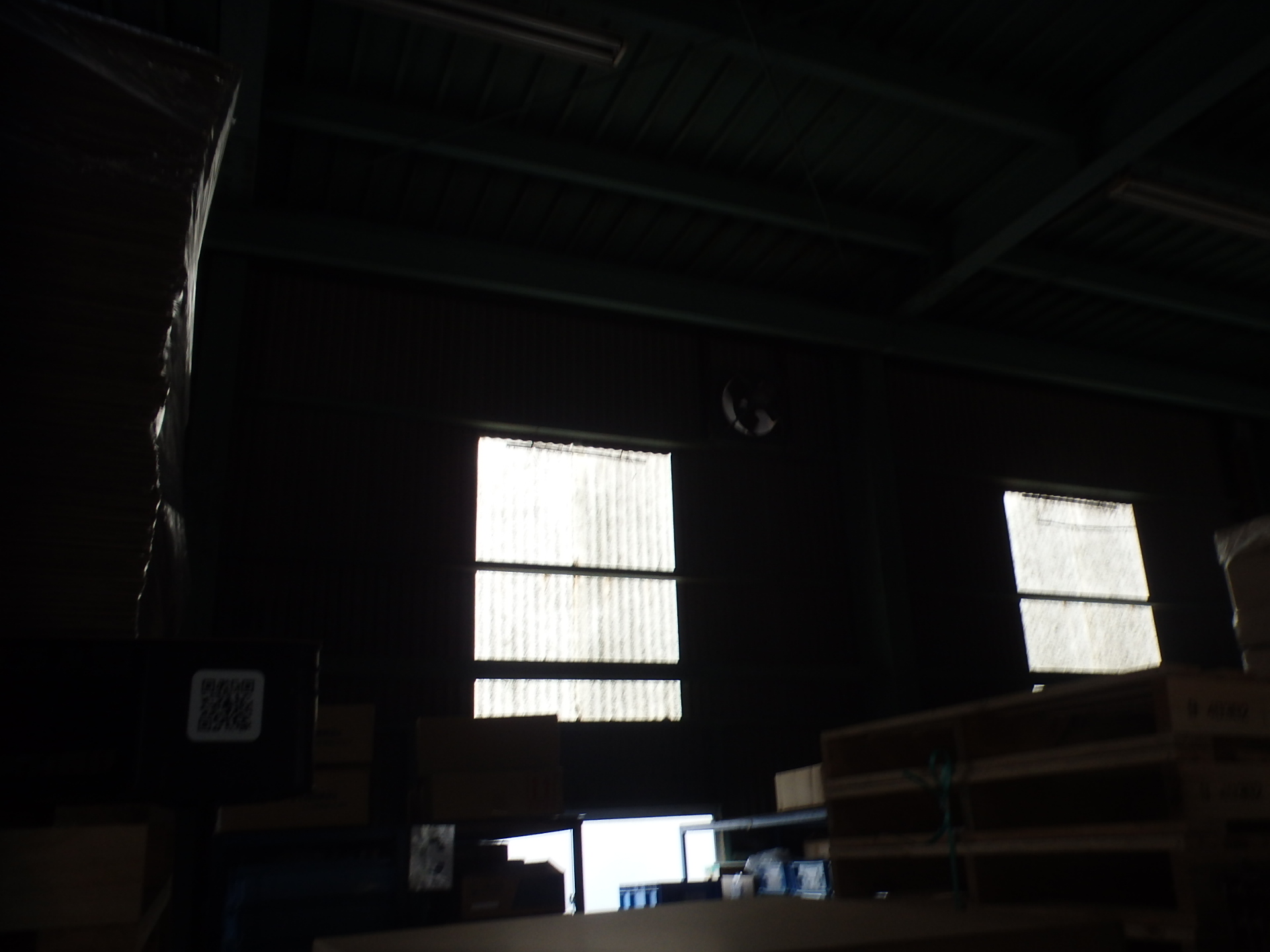 川越町倉庫のスレート外壁、明り取りのスレート室内