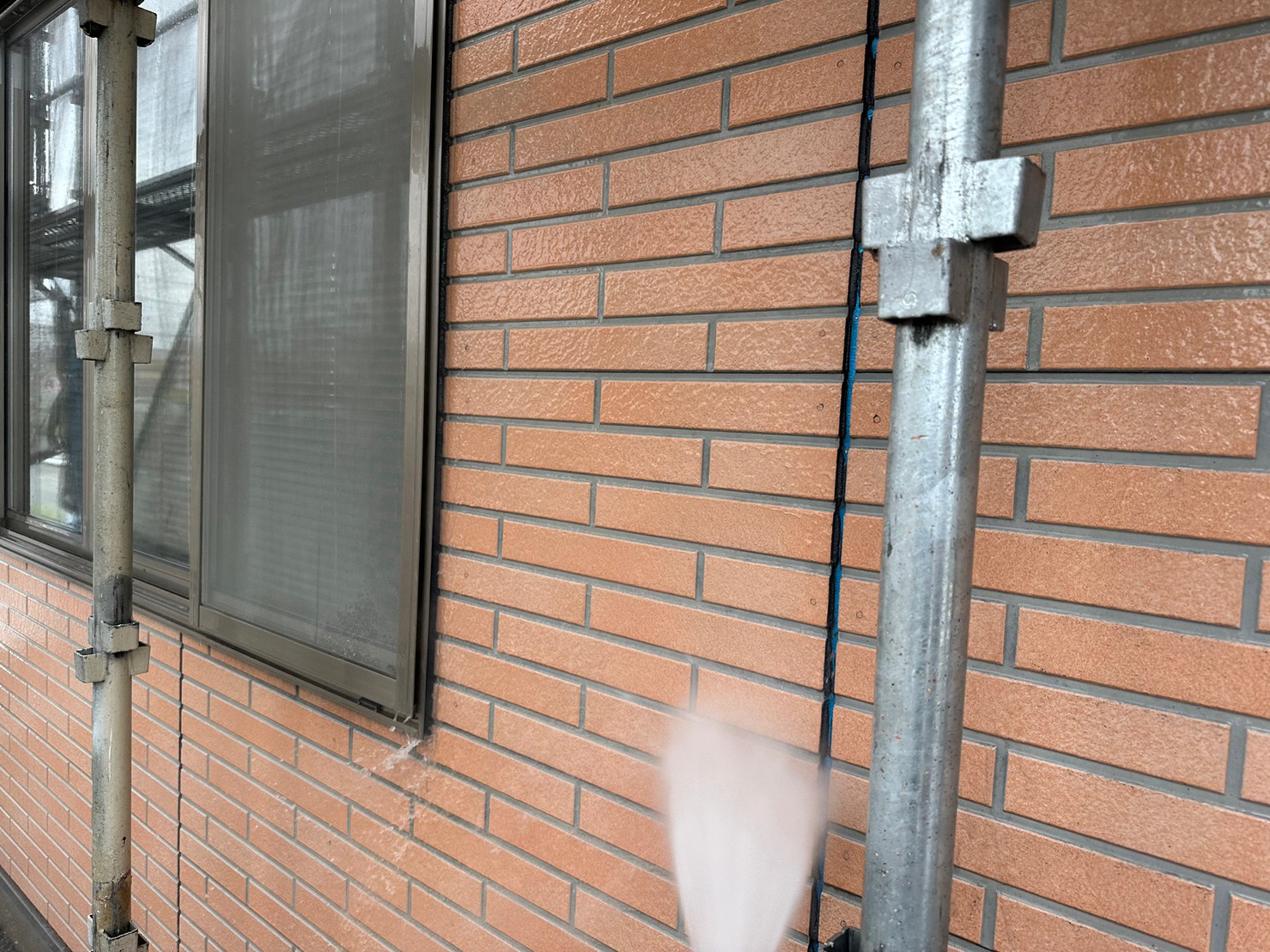 鈴鹿市賃貸物件外壁の高圧洗浄の様子３