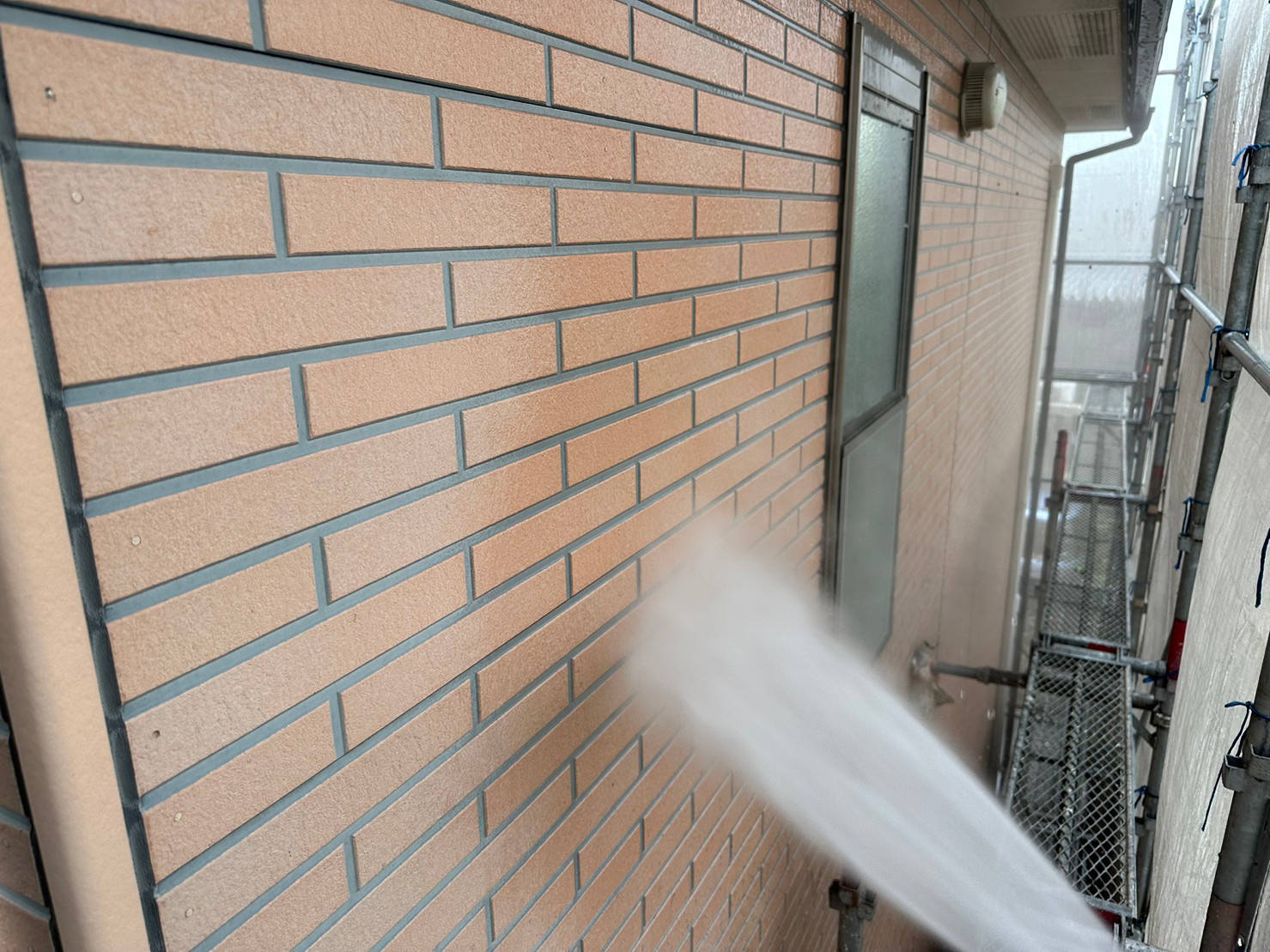 鈴鹿市賃貸物件外壁の高圧洗浄の様子2