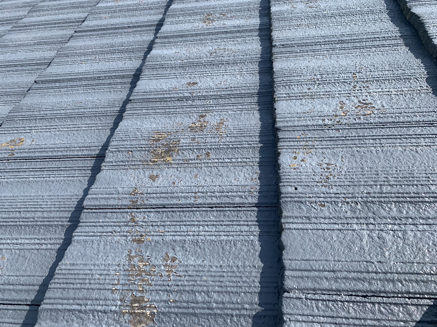 菰野町スレート屋根塗装の剥がれ状況