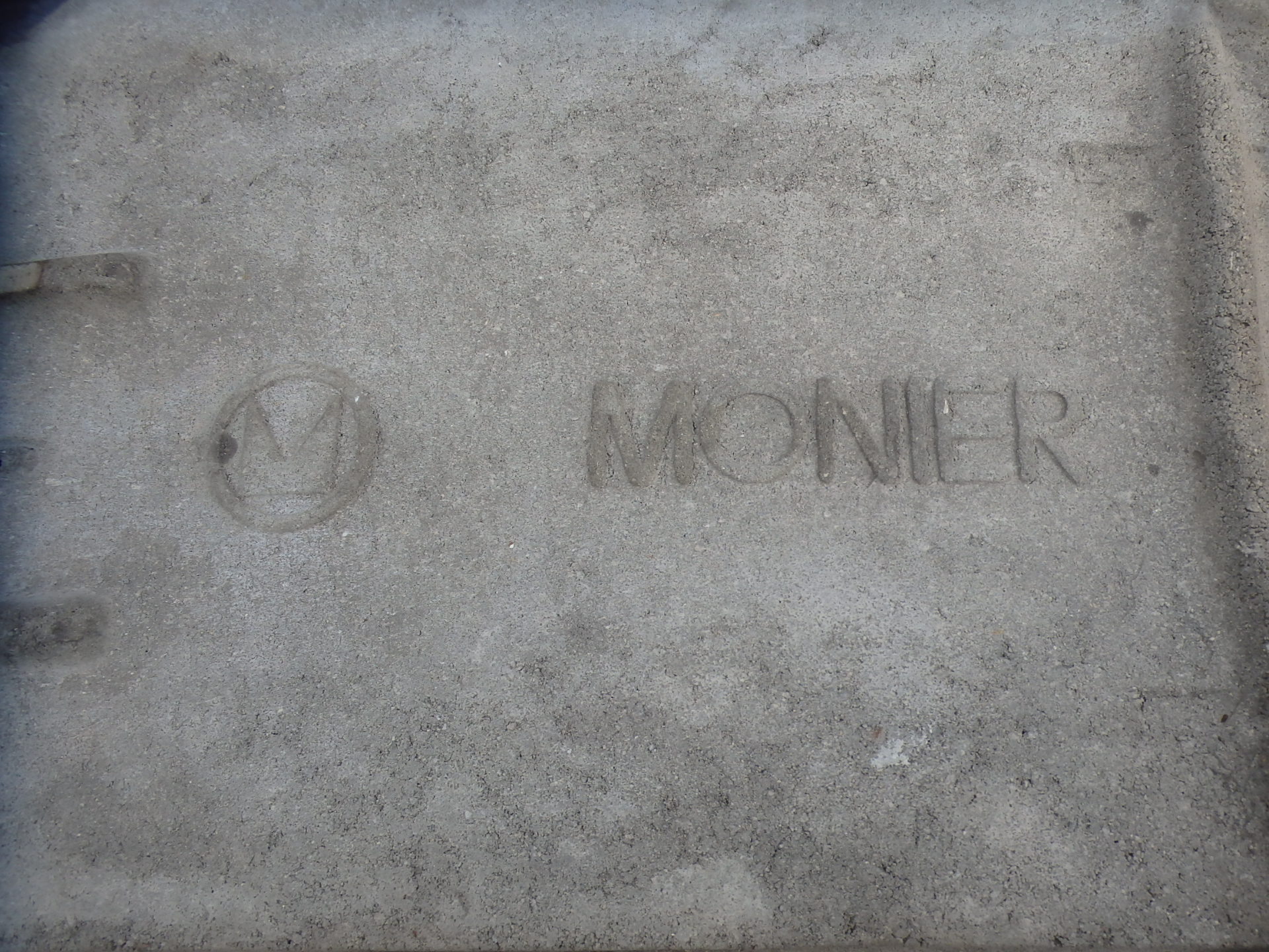 菰野町モニエル瓦の裏面にMONIERのロゴ