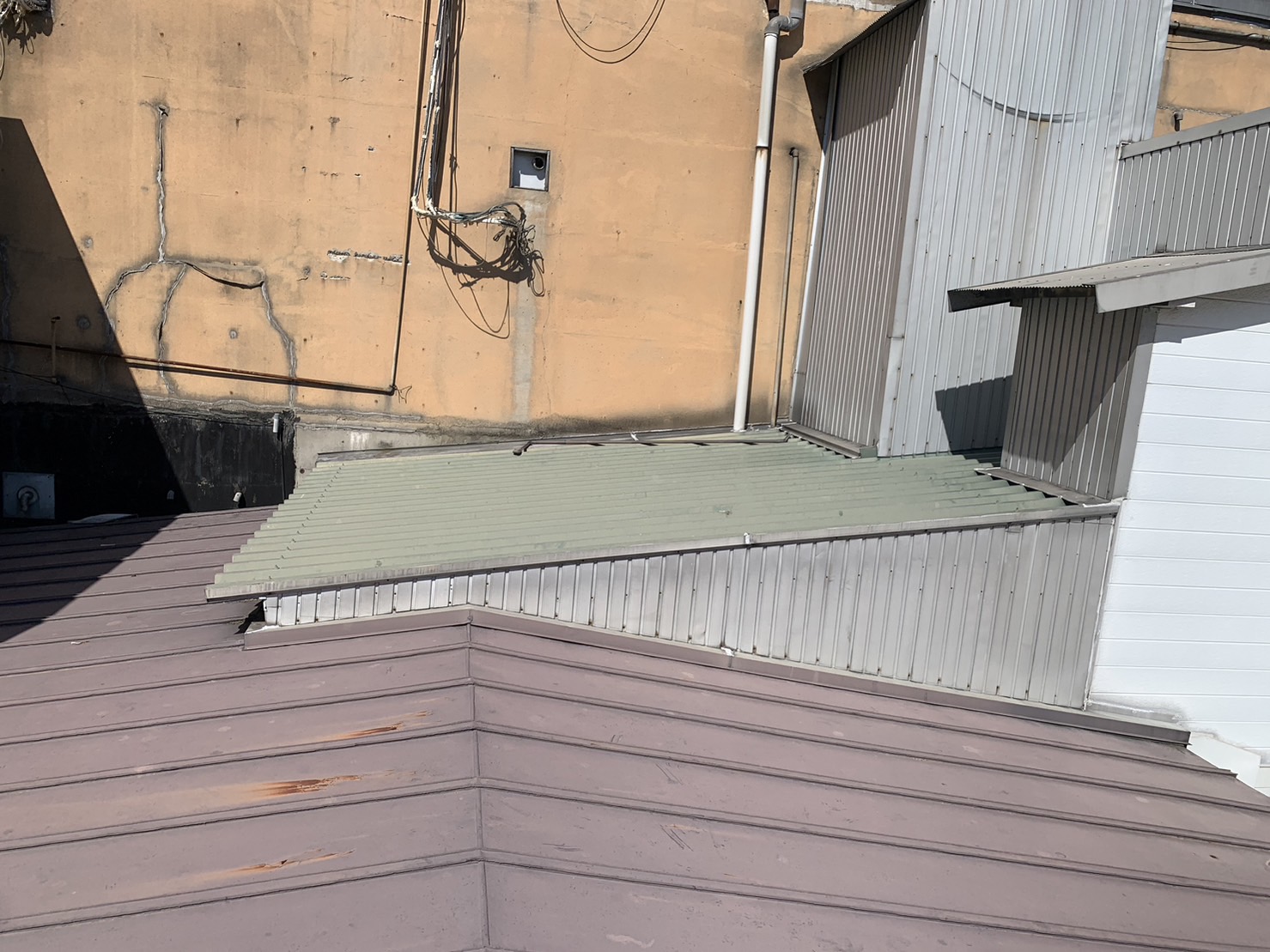 四日市市の近接住宅波板折板屋根の写真