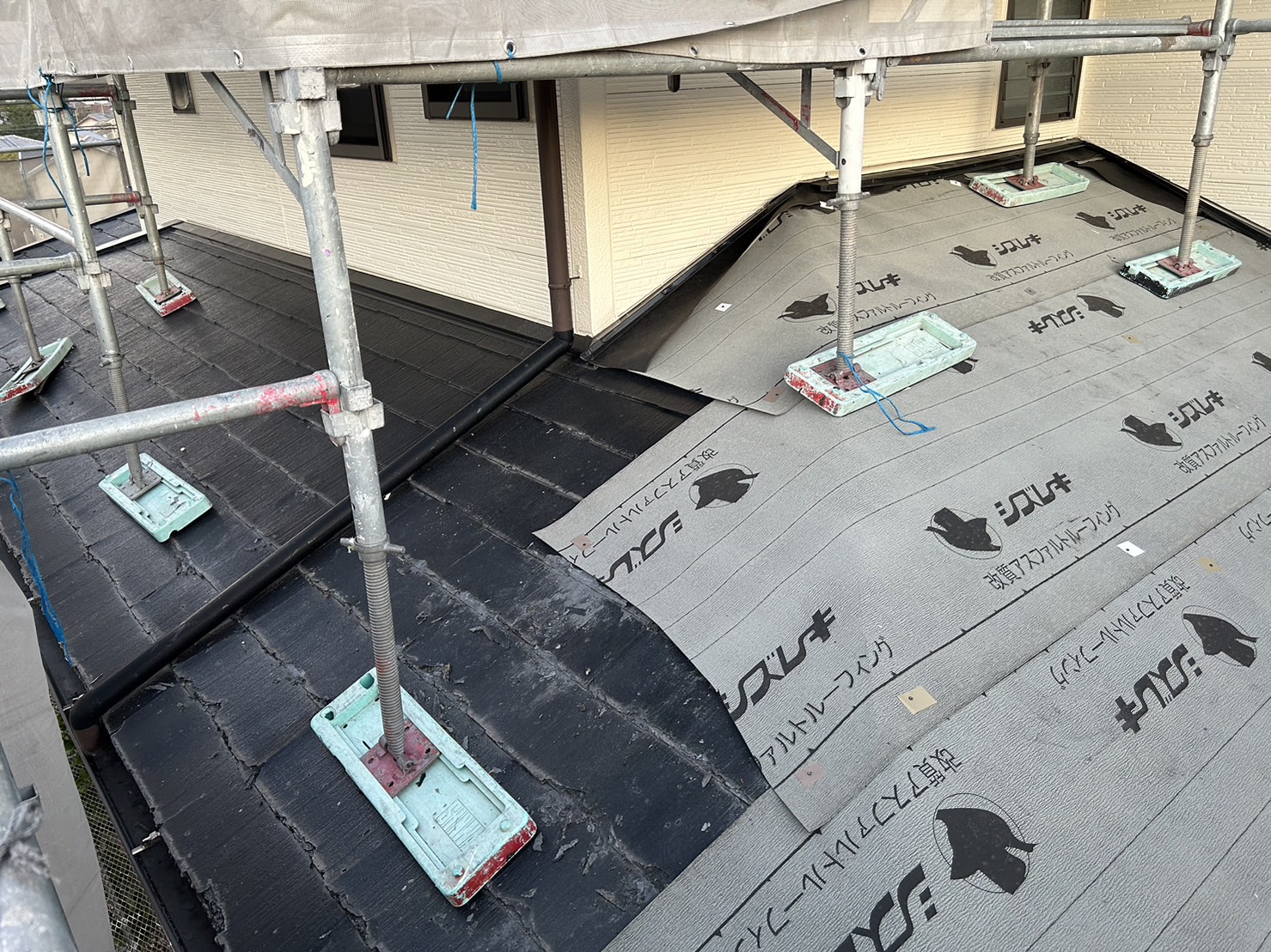 四日市市パミール屋根重ね葺き、防水紙敷設