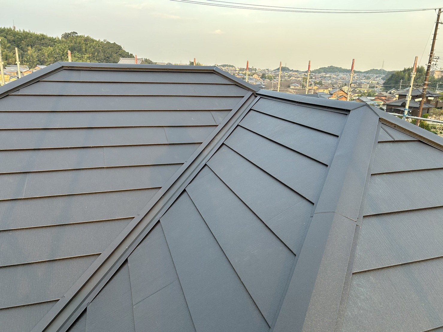 四日市市パミール屋根材スーパーガルテクトにカバー工法