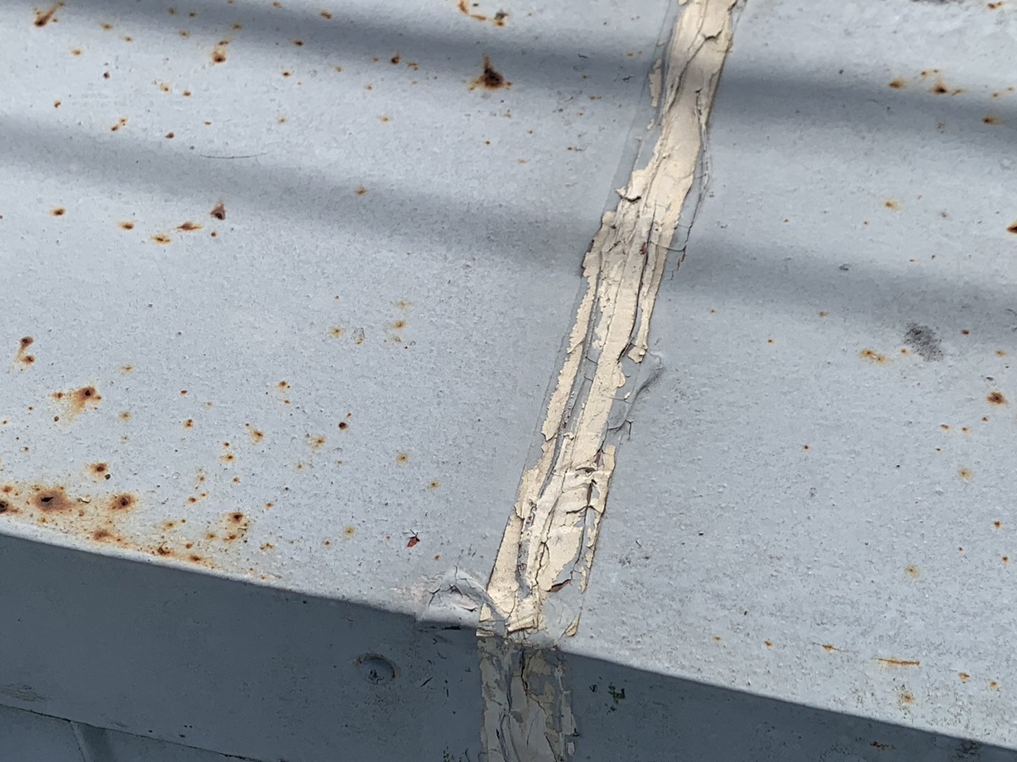 鈴鹿市の店舗折板屋根の笠木コーキング劣化