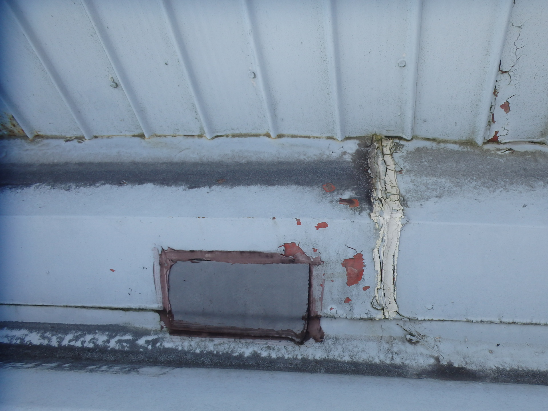 鈴鹿市の店舗折板屋根の継ぎ目劣化