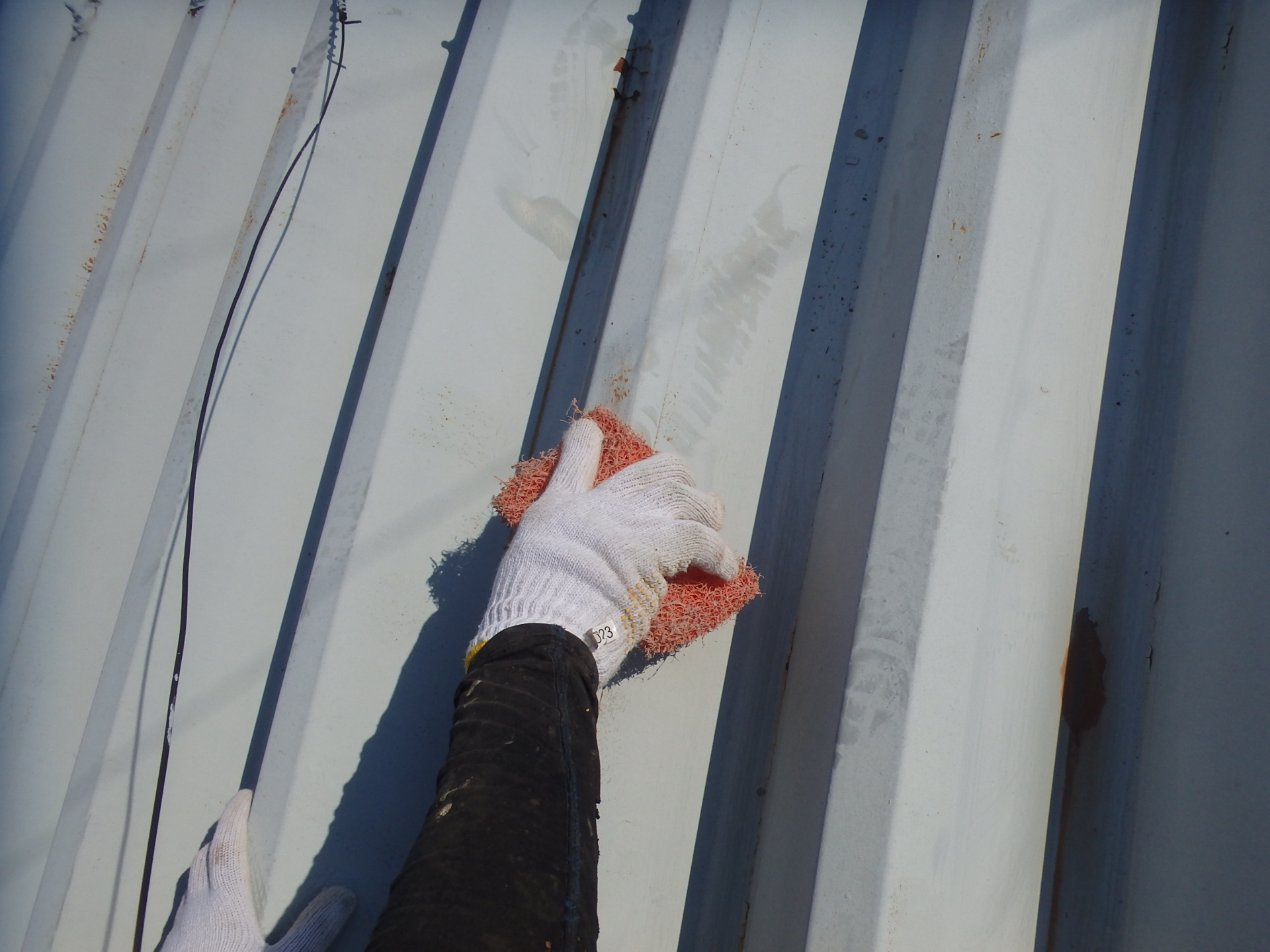 鈴鹿市の店舗折板屋根のケレン作業