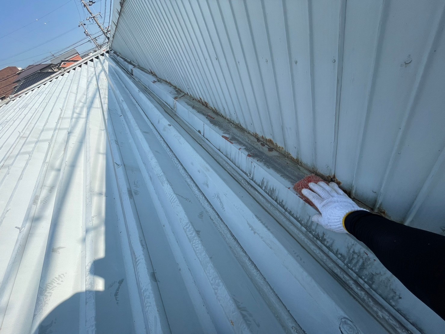鈴鹿市の店舗折板屋根のケレン作業