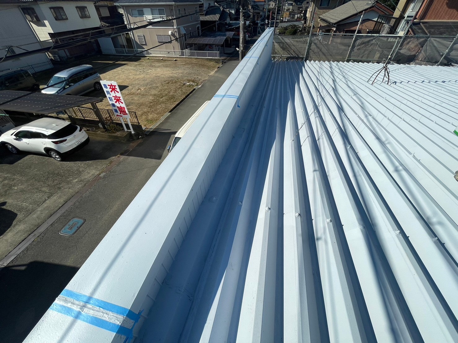 鈴鹿市の店舗折板屋根のコーキング処理