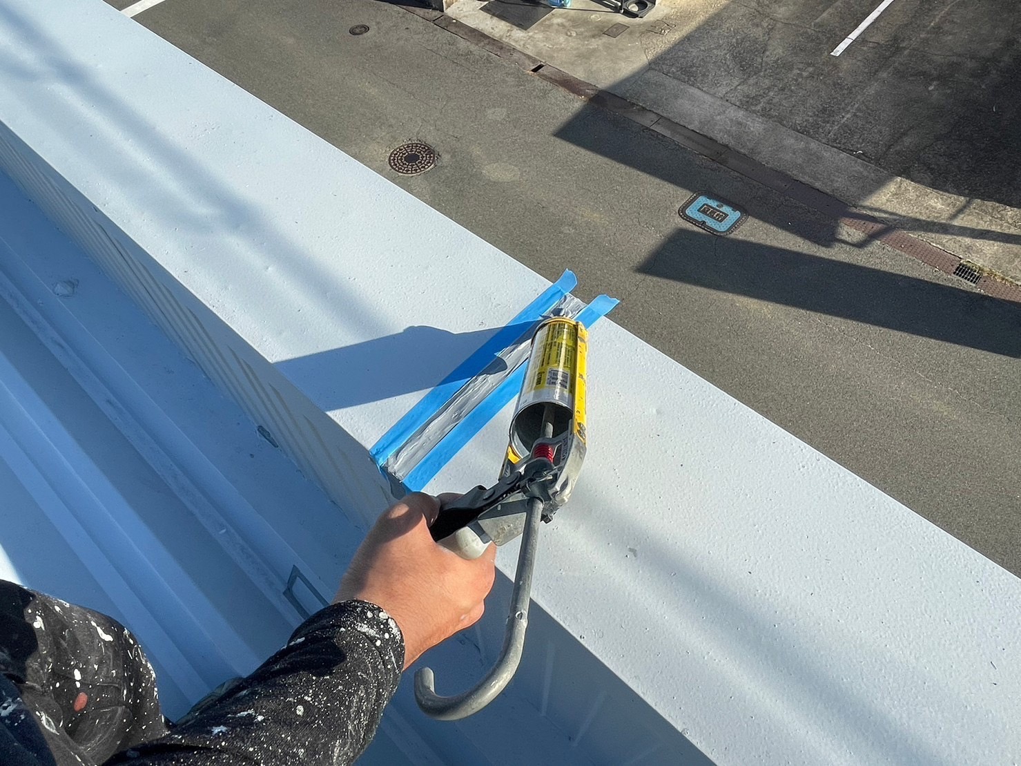 鈴鹿市の店舗折板屋根の笠木継ぎ目箇所のコーキング作業