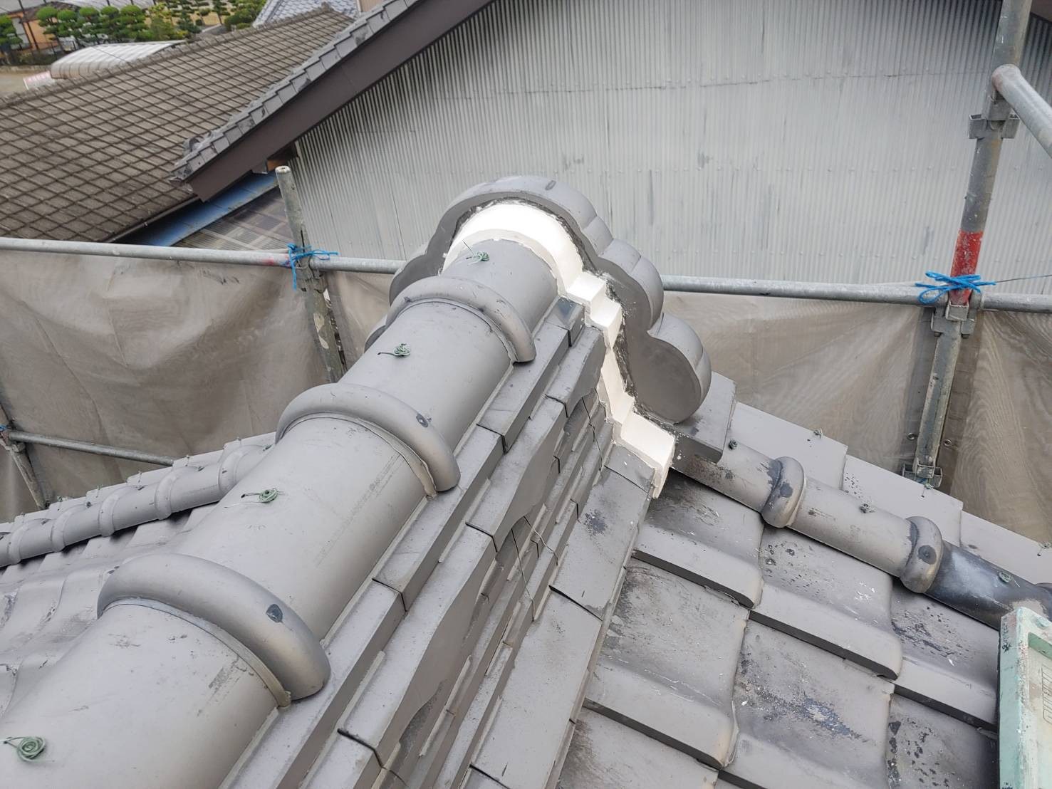 川越町にて瓦屋根の漆喰詰め直し完工