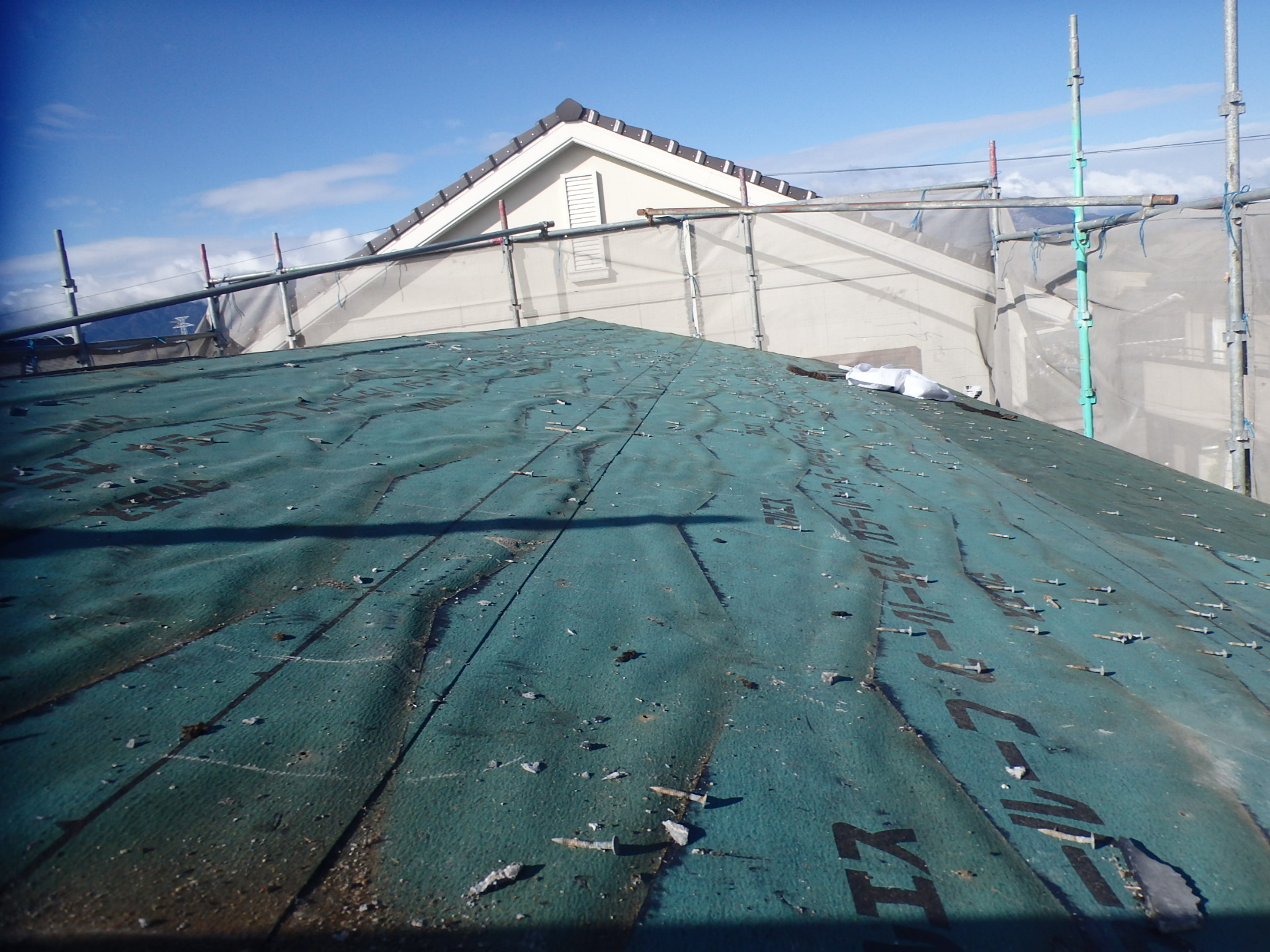 東員町二階屋根の葺き替え、カラーベストの撤去完了