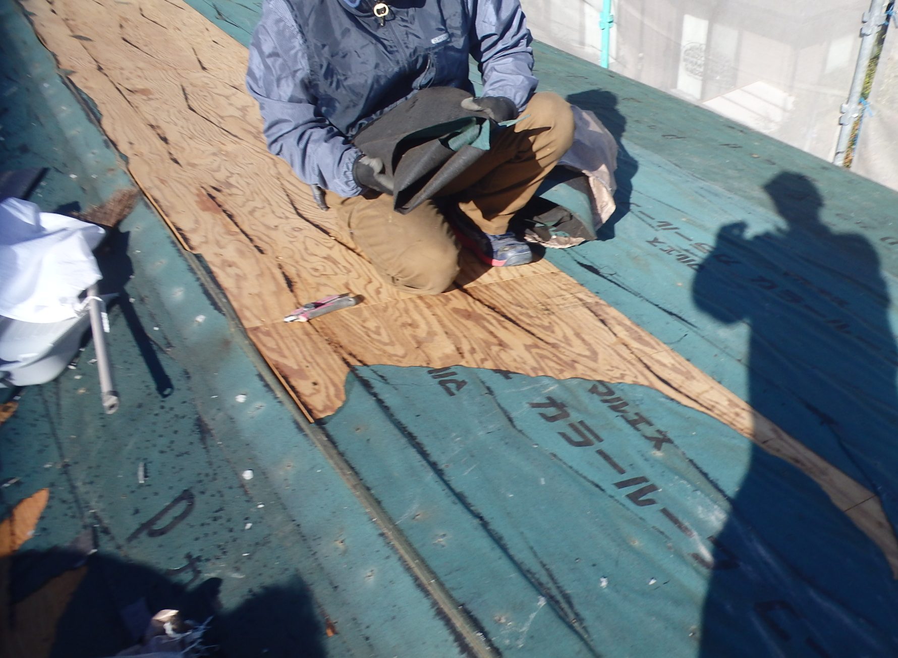 東員町二階屋根の葺き替え、ルーフィングシートの撤去状況