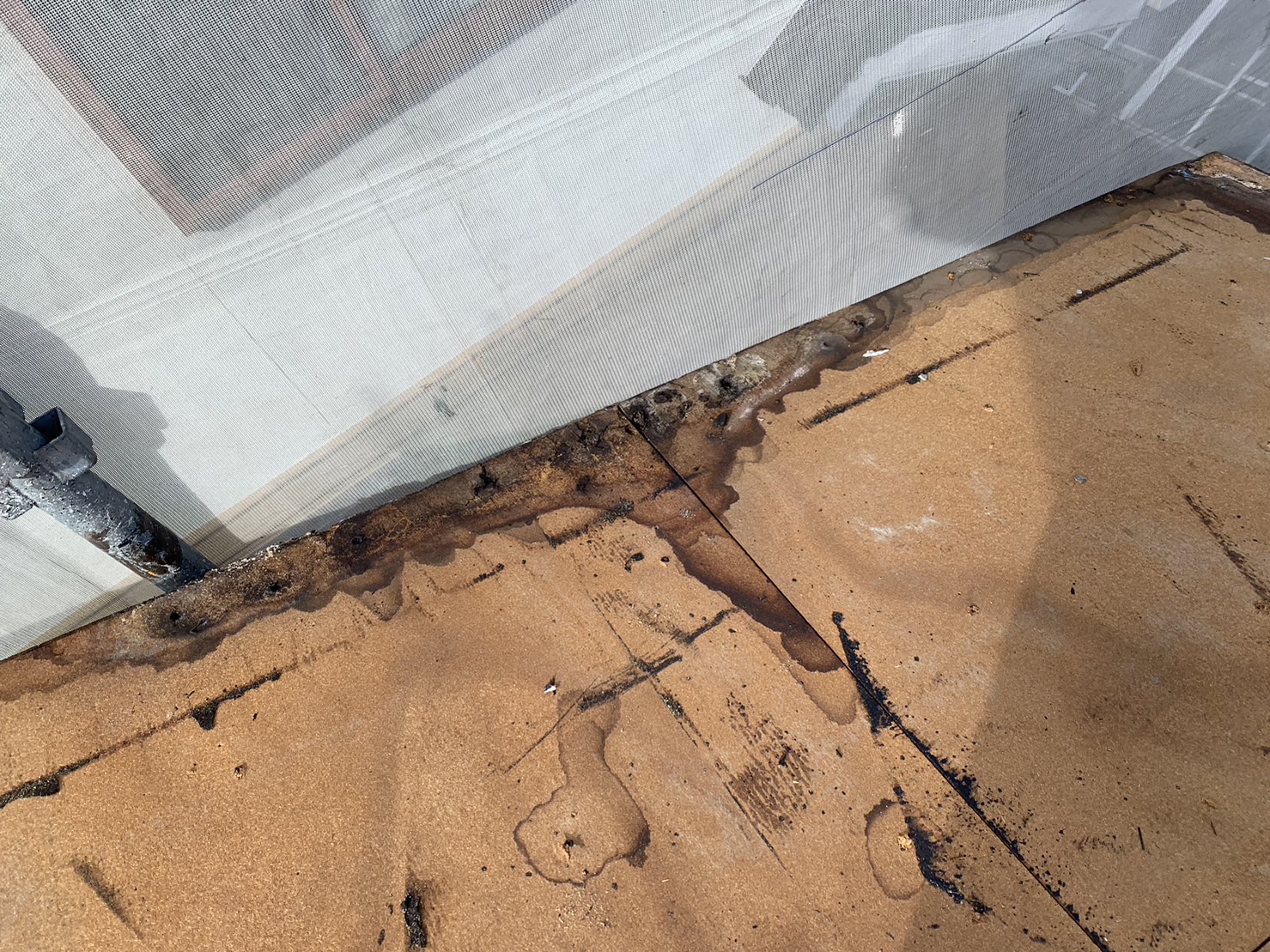 東員町二階屋根の葺き替え、軒先野地板の腐食状況