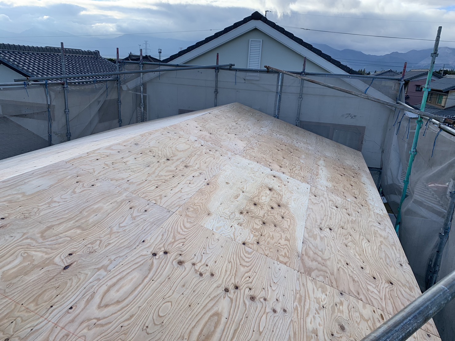 東員町二階屋根の葺き替え、屋根修理野地板の敷設状況