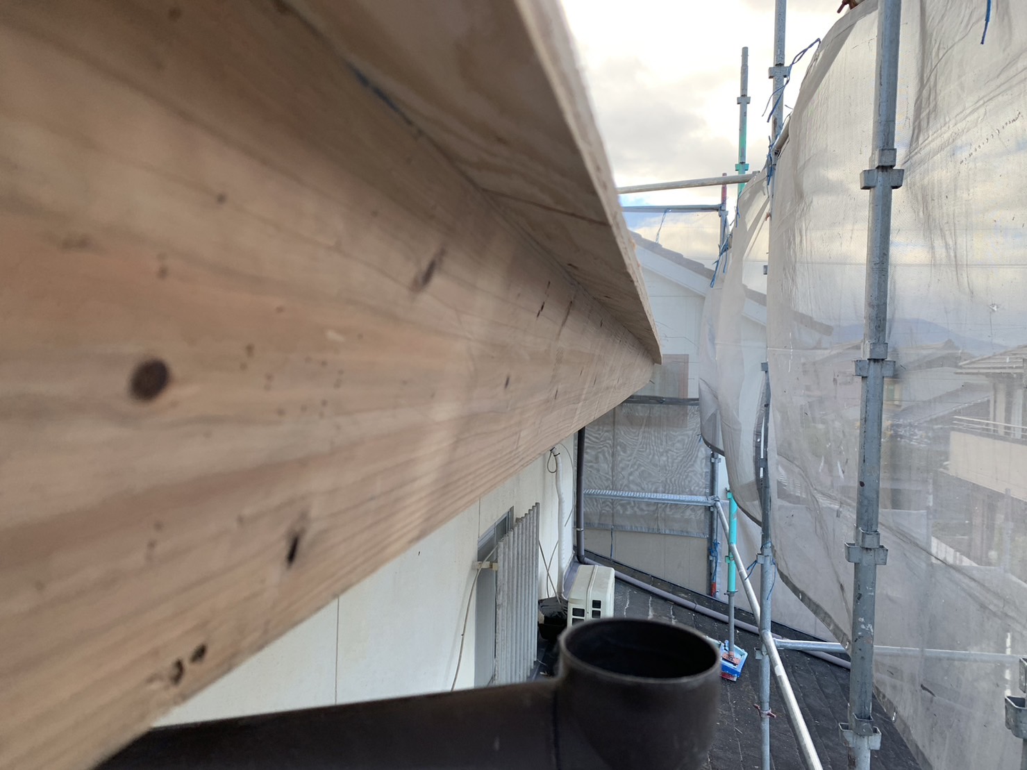 東員町二階屋根の葺き替え、屋根修理鼻隠しの設置状況