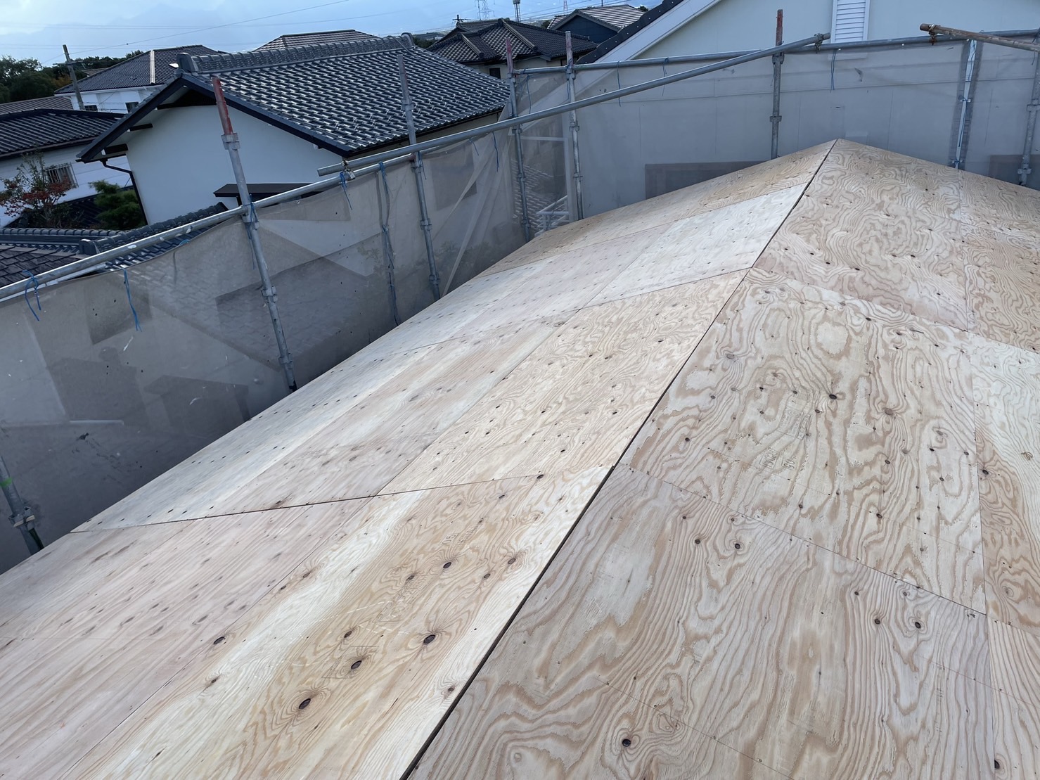 東員町二階屋根の葺き替え、屋根修理野地板の敷設完了