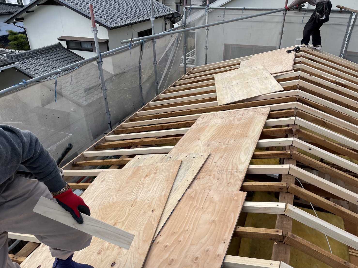 東員町二階屋根の葺き替え、垂木の補強で屋根修理