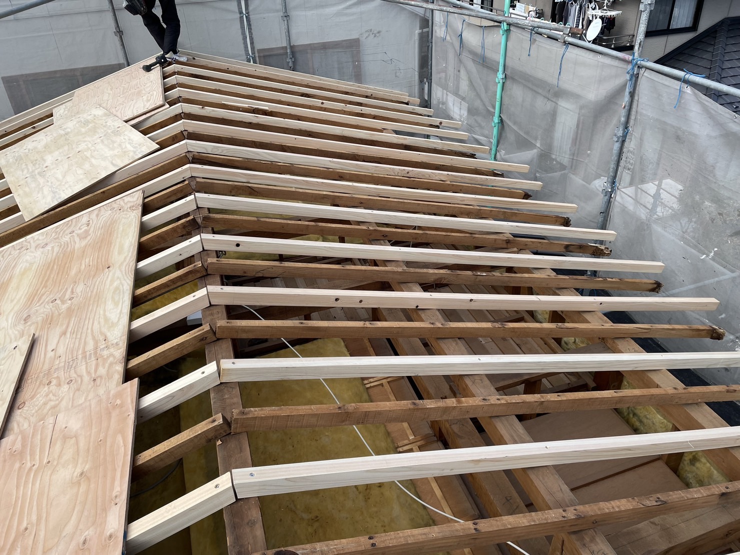 東員町二階屋根の葺き替え、垂木の補強で屋根修理状況