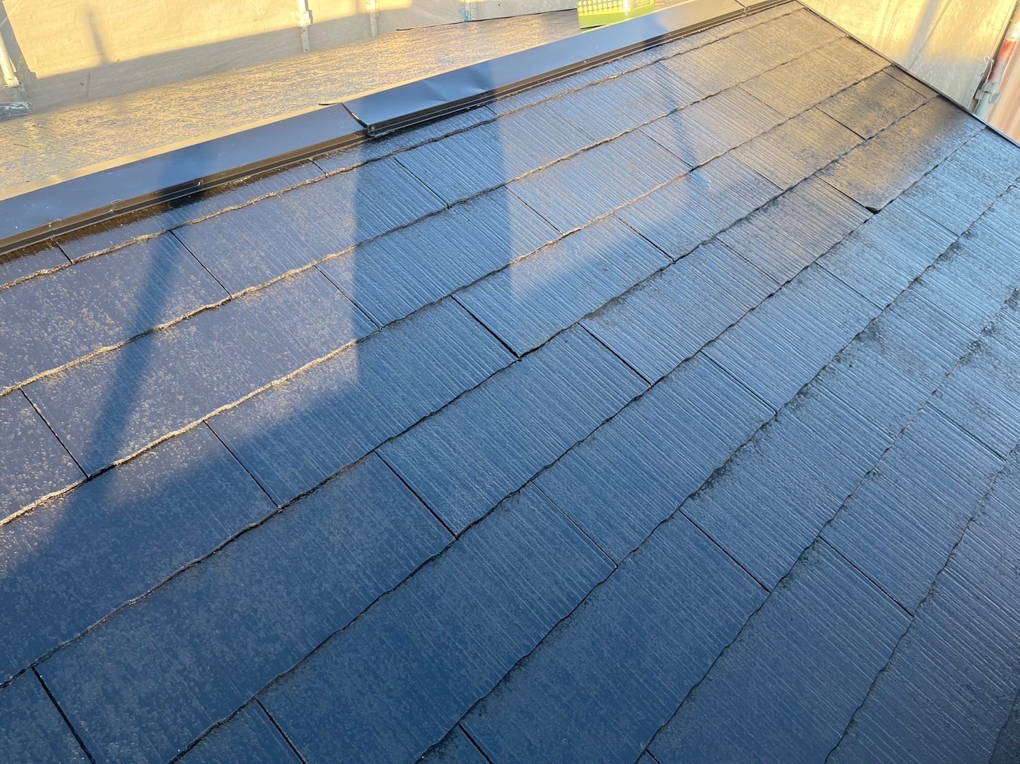 東員町１階屋根カラーベスト屋根、中塗り作業完成