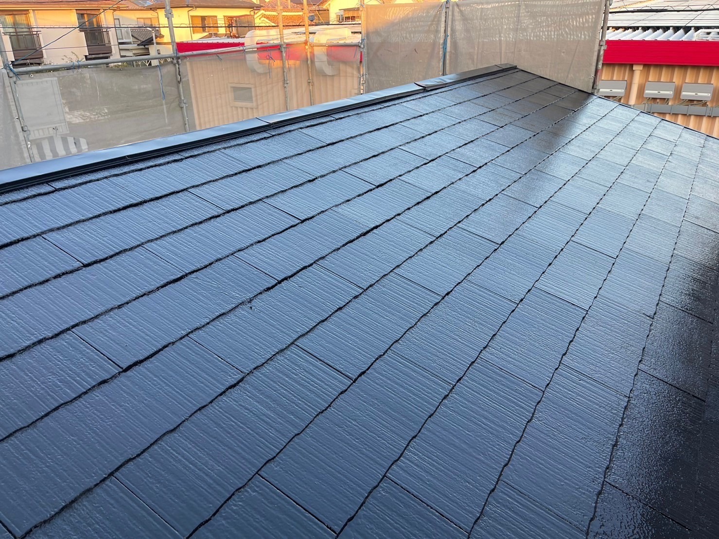 東員町１階屋根カラーベスト屋根、上塗り作業完成