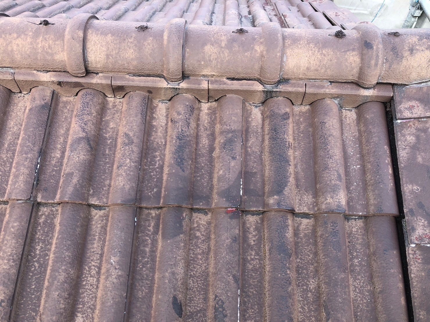 鈴鹿市のモニエル瓦の屋根塗膜経年劣化