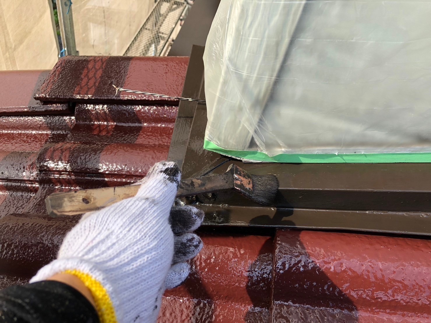鈴鹿市のモニエル瓦、水切り板金塗装上塗り作業