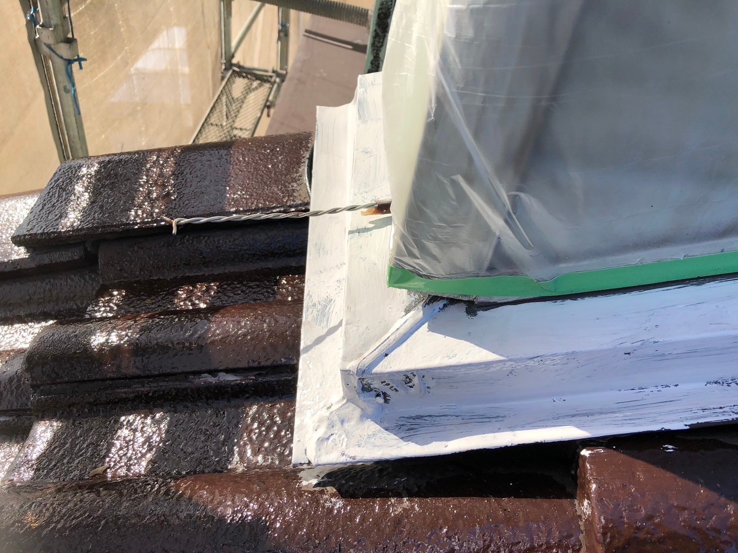 鈴鹿市のモニエル瓦、水切り板金塗装ケレン作業完了