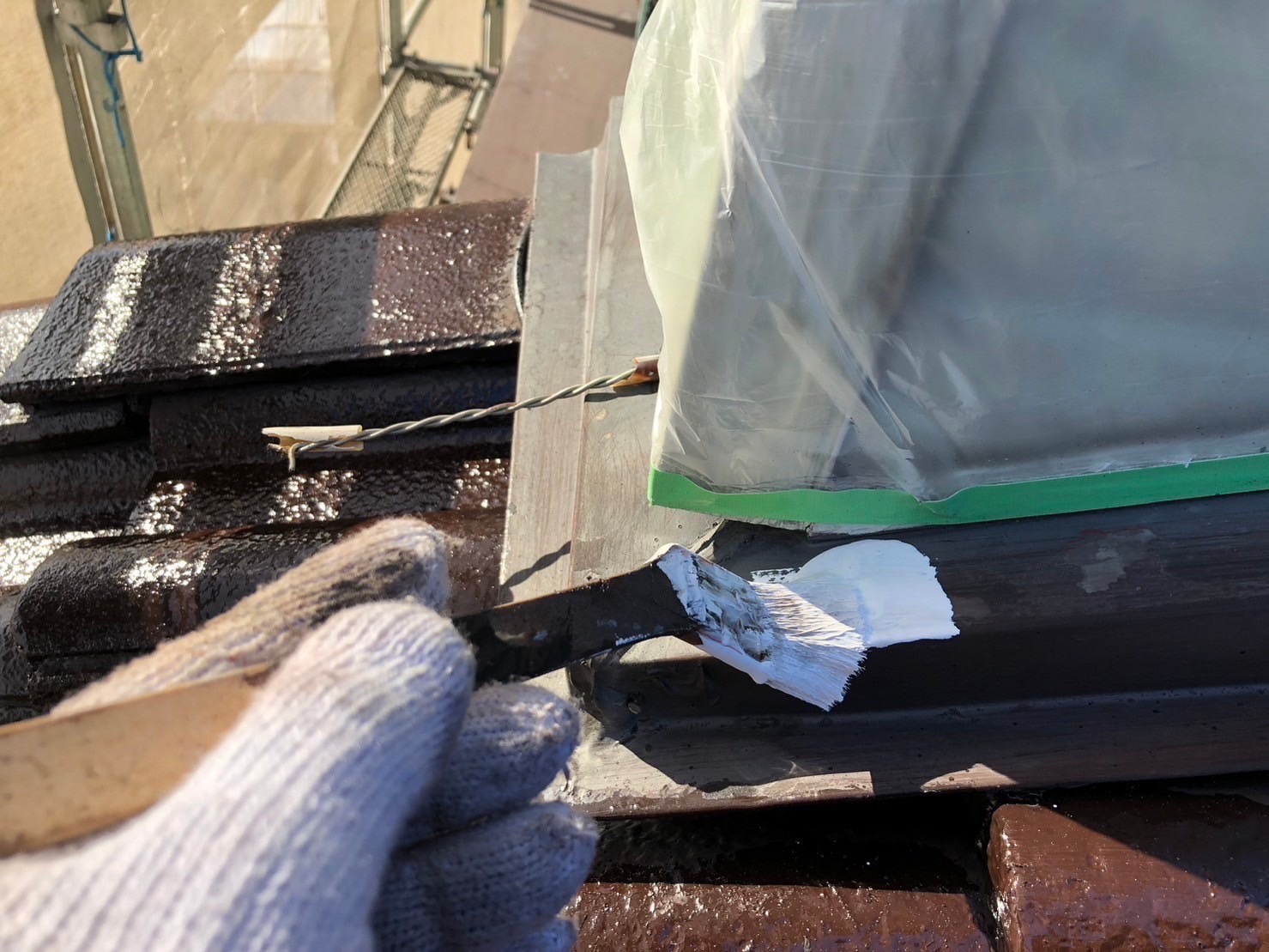 鈴鹿市のモニエル瓦、水切り板金塗装、錆止め下塗り作業