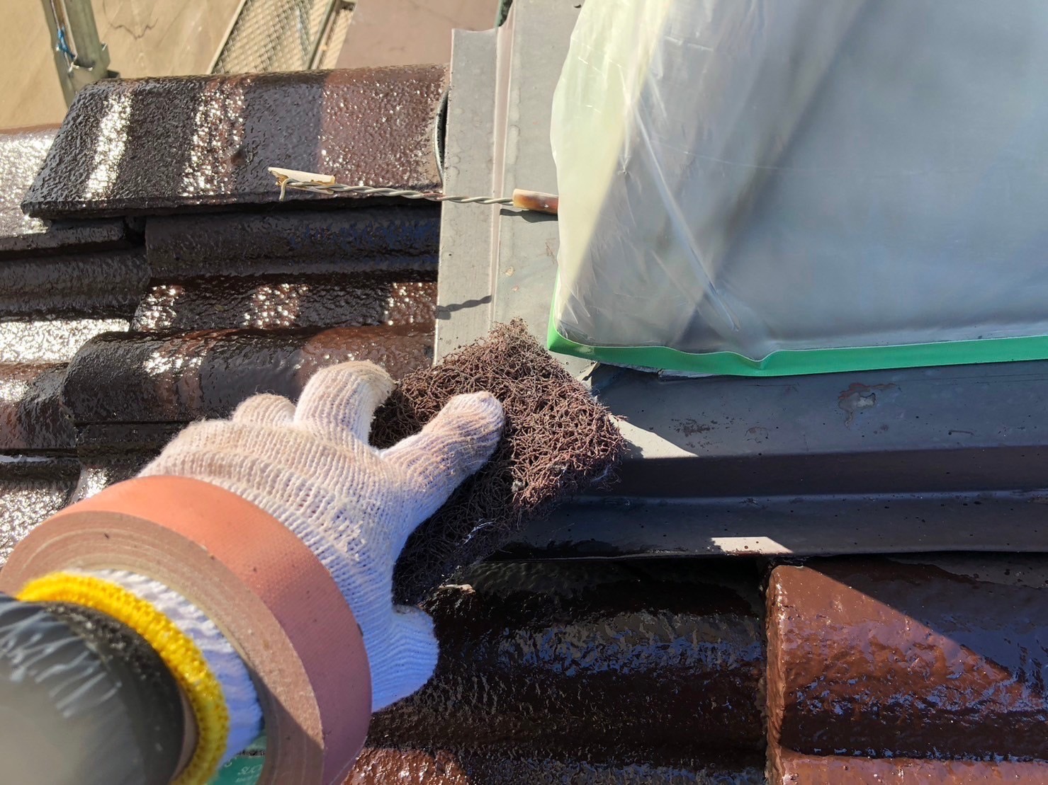 鈴鹿市のモニエル瓦、水切り板金塗装ケレン作業