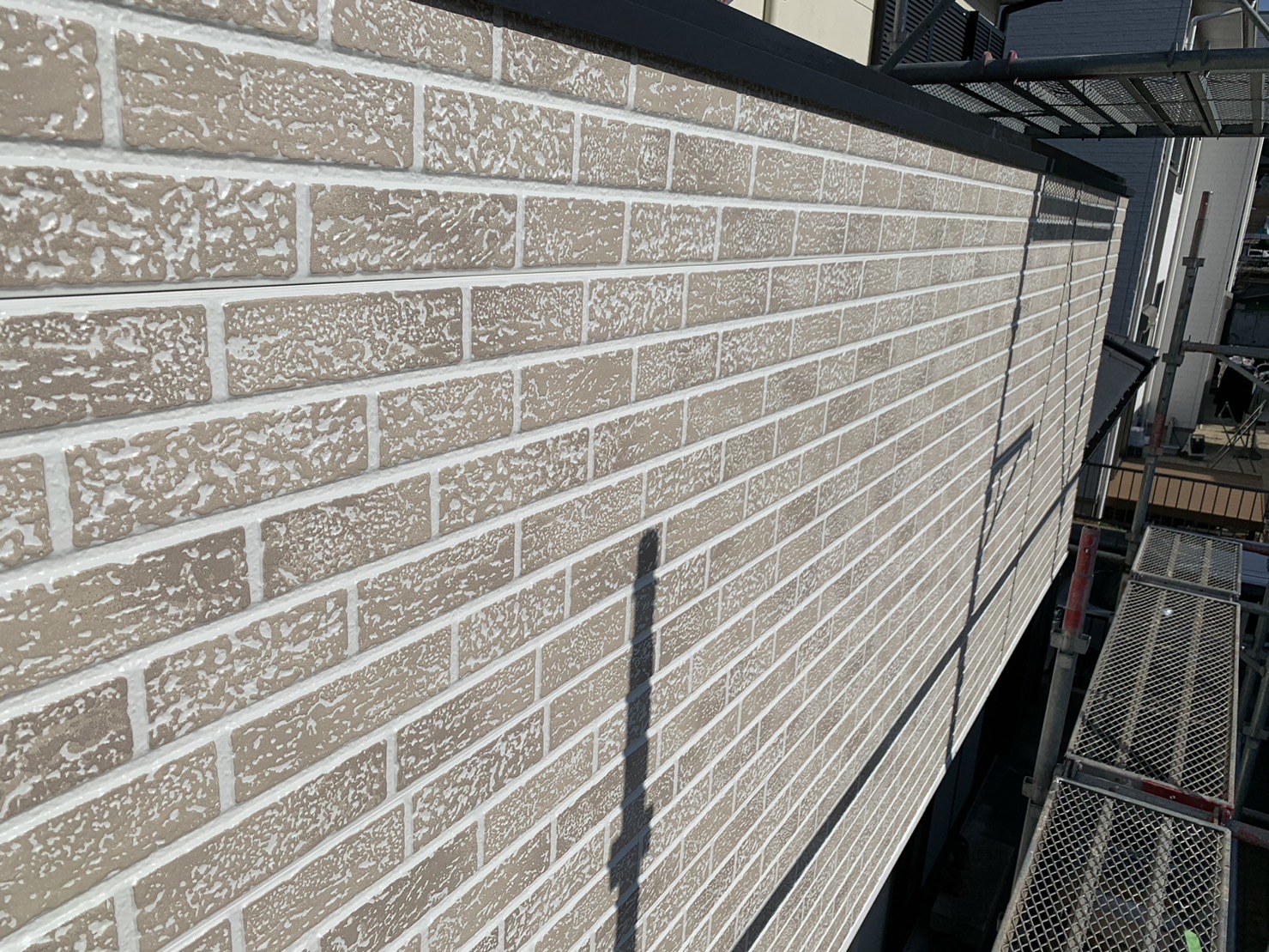 桑名市のベランダ外壁を金属サイディングでカバー工法完工