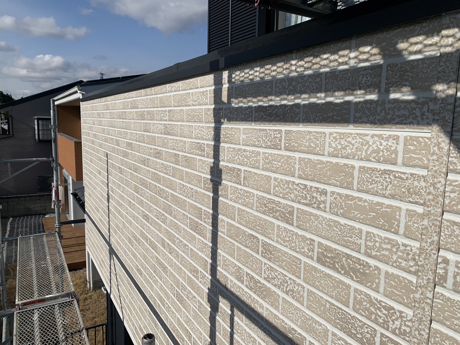 桑名市のベランダ外壁GL鋼板サイディングカバー工法完工