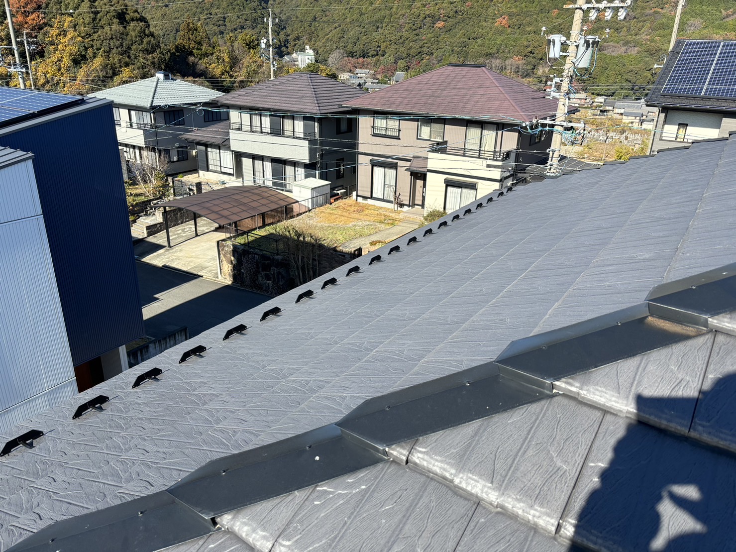 桑名市多度町の雪止め金具後付け設置二階屋根完工