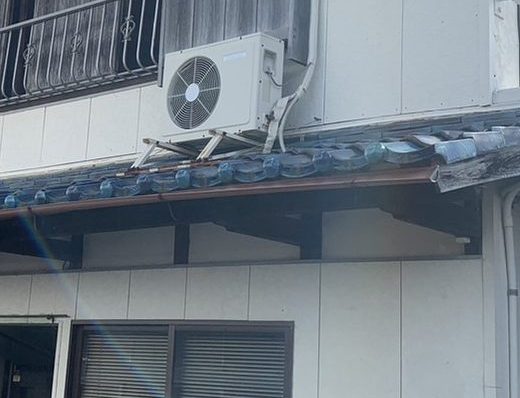 鈴鹿市のお宅、一階屋根の雨樋破損状況