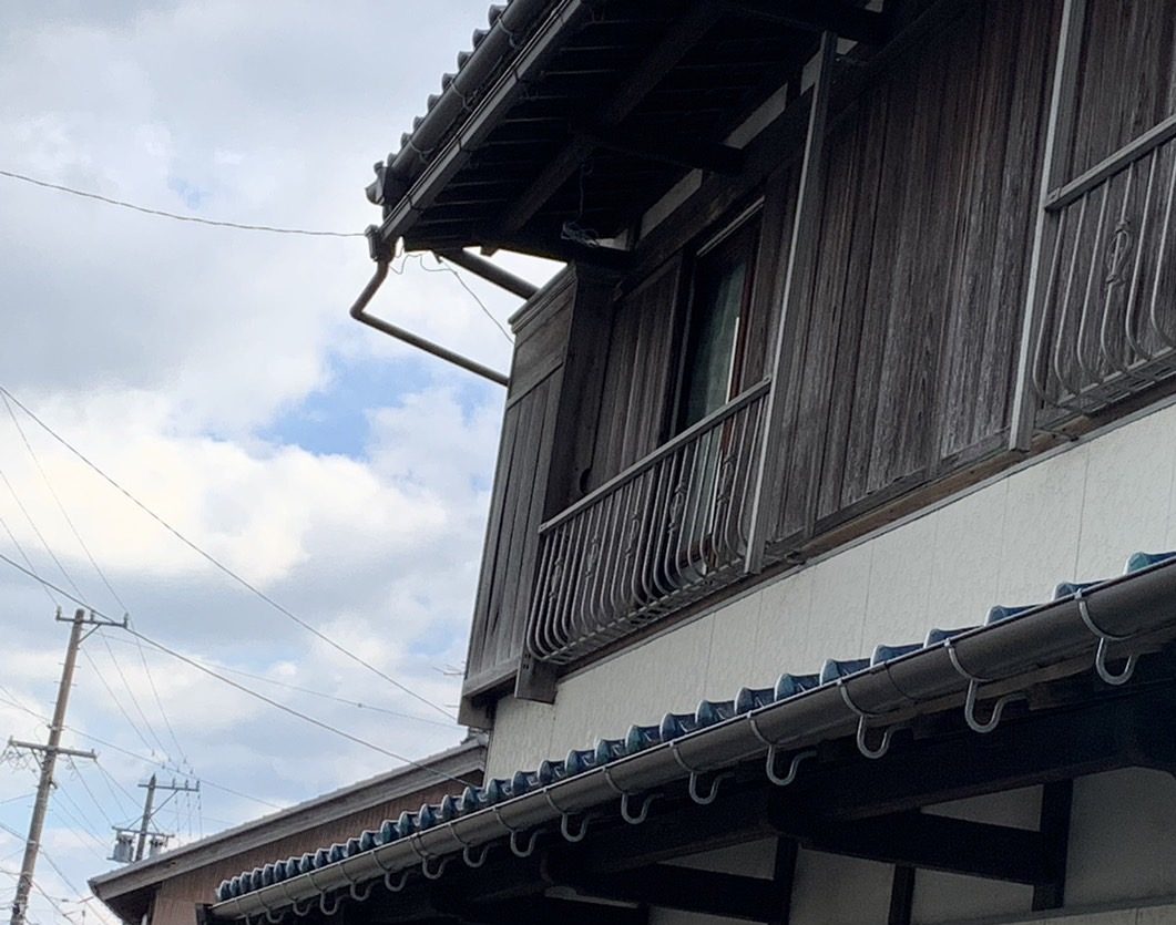鈴鹿市のお宅、一階下屋のエアコン取り外した写真