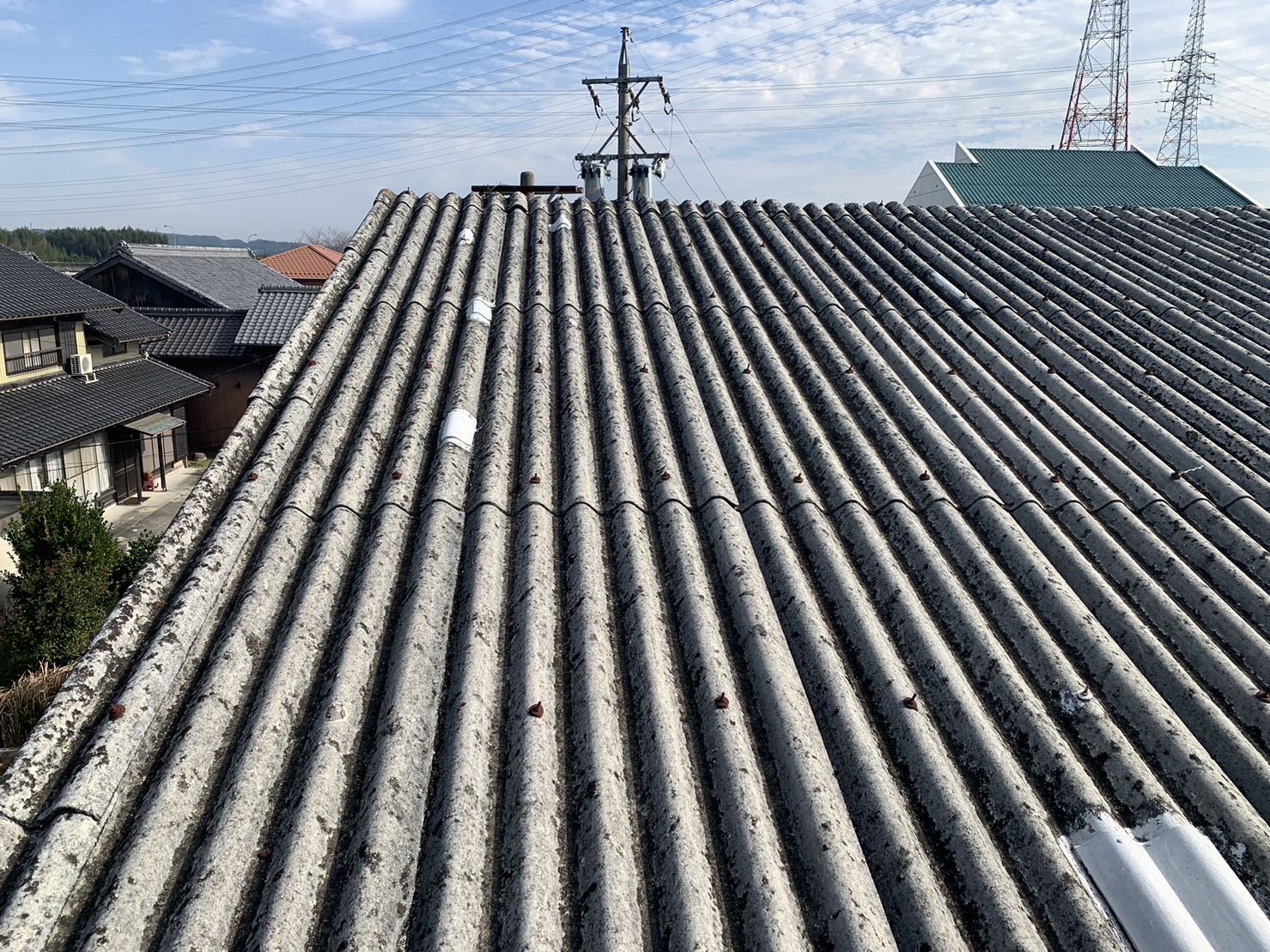 桑名市の倉庫と工場スレート屋根の劣化具合
