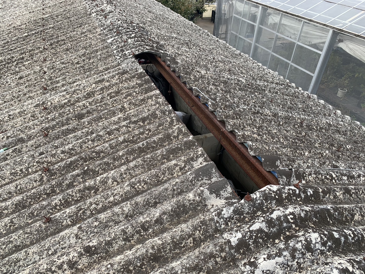 四日市の材料置き場スレート屋根棟部破損